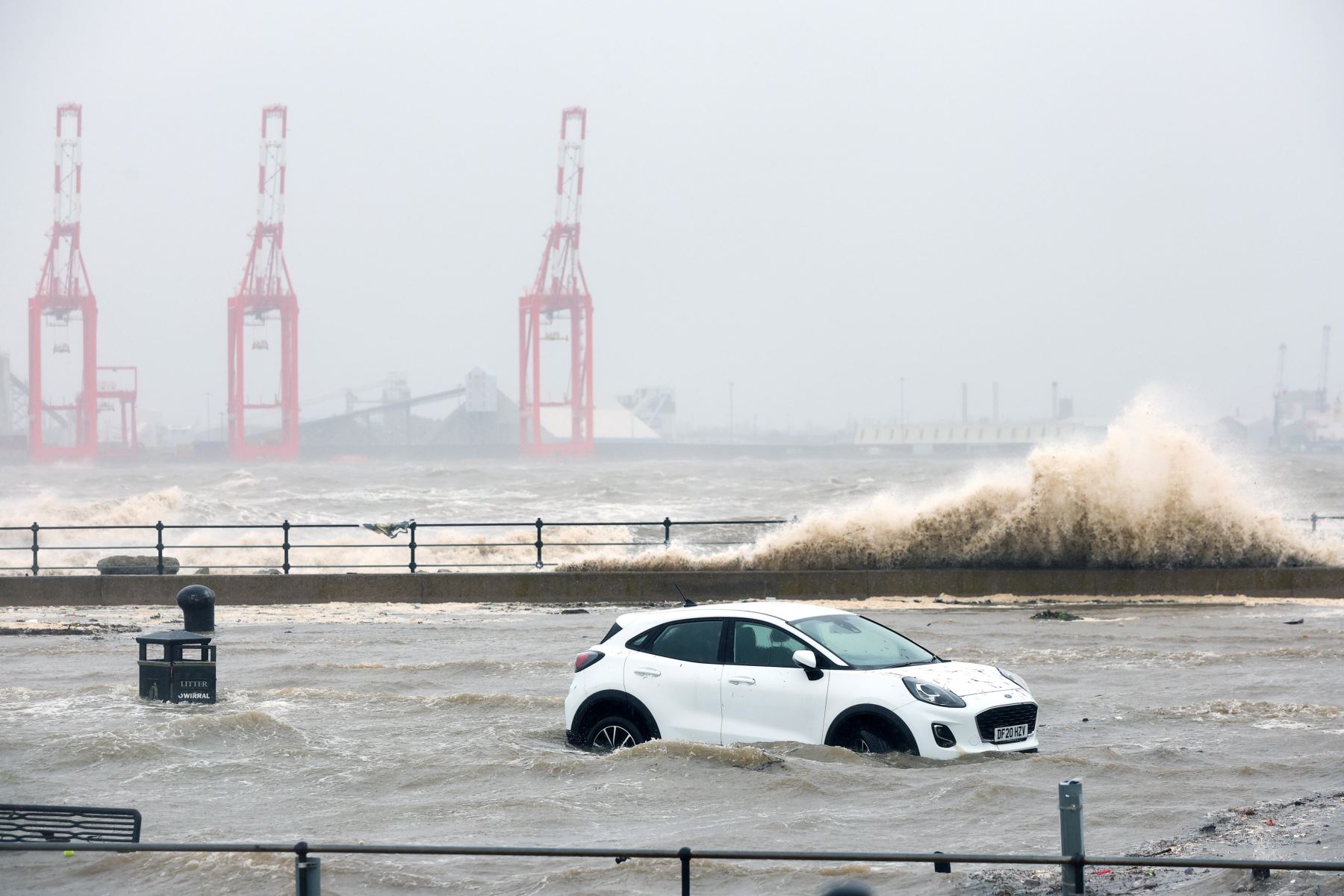 El agua de las inundaciones se eleva alrededor de un automóvil estacionado en New Brighton, Gran Bretaña, el 9 de abril de 2024. La Oficina Meteorológica del Reino Unido ha emitido advertencias meteorológicas amarillas por viento y lluvia, ya que la tormenta Pierrick trae fuertes vientos y fuertes lluvias a las zonas costeras. Foto: EFE