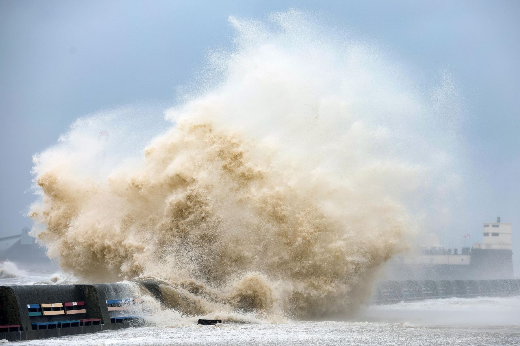 Las olas rompen contra el malecón en New Brighton, Gran Bretaña, el 9 de abril de 2024. La Oficina Meteorológica del Reino Unido ha emitido advertencias meteorológicas amarillas por viento y lluvia, ya que la tormenta Pierrick trae fuertes vientos y fuertes lluvias a las zonas costeras. Foto: EFE