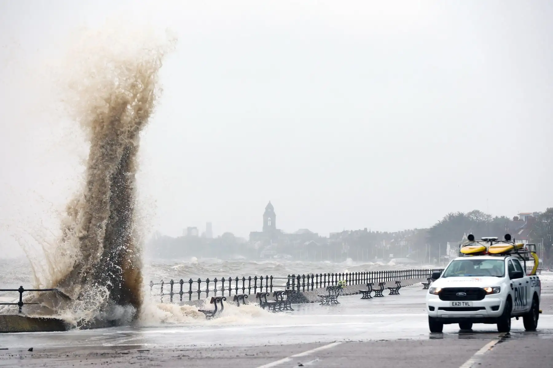 Un vehículo pasa muy cerca de las olas que rompen contra el malecón en New Brighton, en Gran Bretaña, el 9 de abril de 2024. La Oficina Meteorológica del Reino Unido ha emitido advertencias meteorológicas amarillas para viento y lluvia, ya que la tormenta Pierrick trae fuertes vientos y fuertes lluvias. a las zonas costeras. Foto: EFE