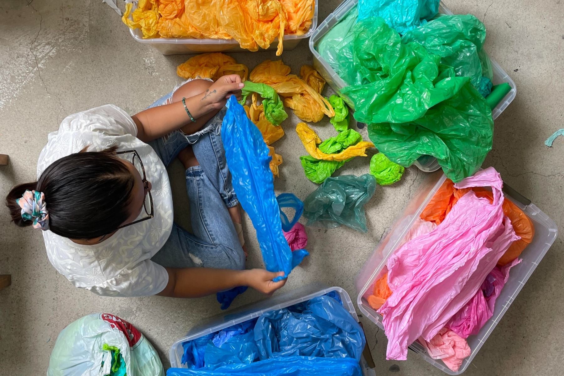 Emprendedora usa innovadora técnica que convierte bolsas de plástico en accesorios de moda. Foto: ANDINA/difusión.