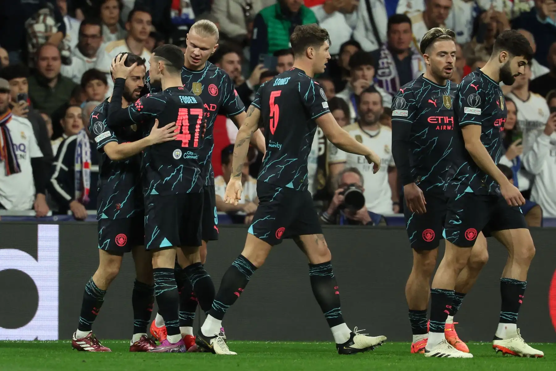 El centrocampista portugués del Manchester City, Bernardo Silva, celebra con sus compañeros después de marcar el primer gol de su equipo durante el partido de fútbol de ida de los cuartos de final de la Liga de Campeones de la UEFA entre el Real Madrid CF y el Manchester City en el estadio Santiago Bernabeu de Madrid el 9 de abril de 2024. Foto: AFP