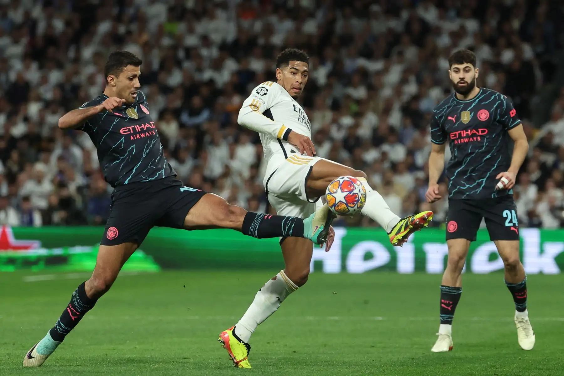 El centrocampista español del Manchester City, Rodri, lucha por el balón con el centrocampista inglés del Real Madrid, Jude Bellingham, durante el partido de fútbol de ida de los cuartos de final de la Liga de Campeones de la UEFA entre el Real Madrid CF y el Manchester City en el estadio Santiago Bernabeu de Madrid en abril 9, 2024. Foto: AFP