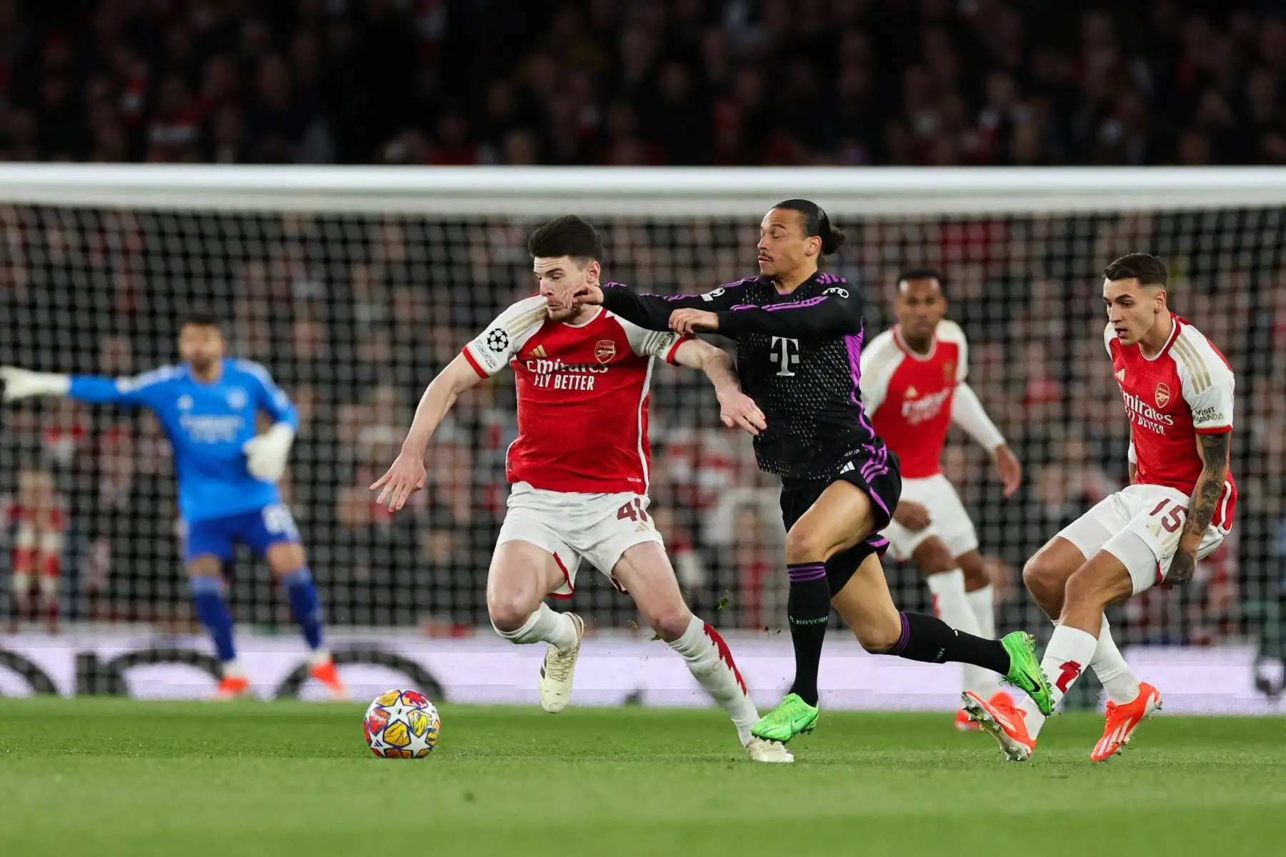 El centrocampista inglés del Arsenal, Declan Rice, lucha por el balón con el centrocampista alemán del Bayern Munich, Leroy Sane, durante el partido de fútbol de ida de los cuartos de final de la Liga de Campeones de la UEFA entre el Arsenal y el Bayern Munich en el estadio del Arsenal, en Londres, el 9 de abril de 2024. Foto: AFP