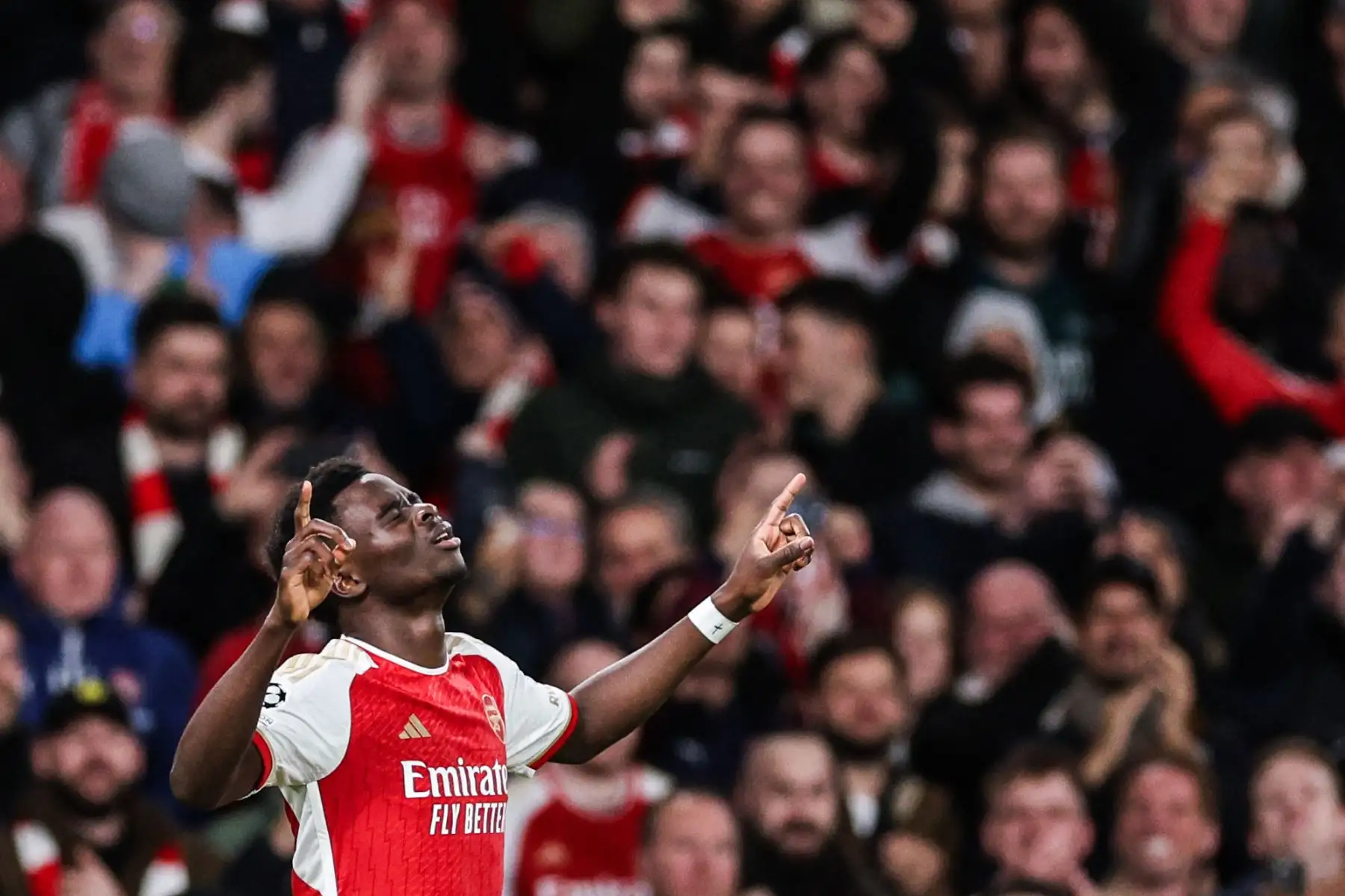 El centrocampista inglés del Arsenal, Bukayo Saka, celebra después de marcar el primer gol de su equipo durante el partido de ida de los cuartos de final de la Liga de Campeones de la UEFA entre el Arsenal y el Bayern de Múnich en el estadio del Arsenal, en Londres, el 9 de abril de 2024. Foto: AFP