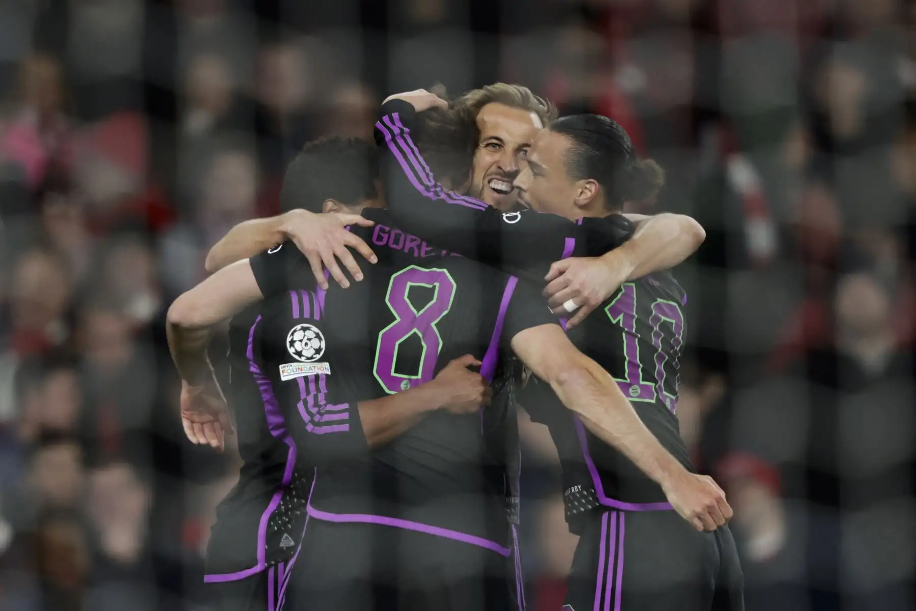El centrocampista alemán del Bayern de Múnich, Serge Gnabry, celebra con el delantero inglés Harry Kane y sus compañeros después de marcar el primer gol de su equipo durante el partido de fútbol de ida de los cuartos de final de la Liga de Campeones de la UEFA entre el Arsenal y el Bayern de Múnich en el estadio del Arsenal, en el norte de Londres, el 9 de abril de 2024. Foto: AFP