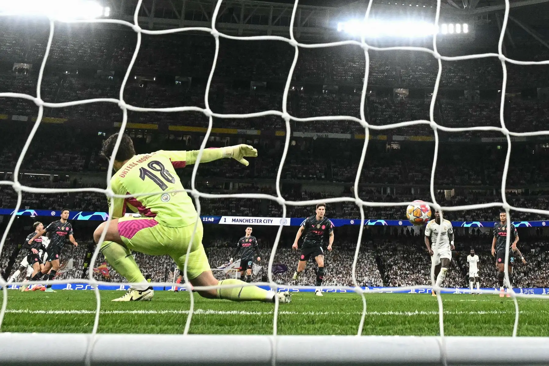 El centrocampista francés del Real Madrid, Eduardo Camavinga anota el primer gol de su equipo durante el partido de fútbol de ida de los cuartos de final de la Liga de Campeones de la UEFA entre el Real Madrid CF y el Manchester City en el estadio Santiago Bernabeu de Madrid.
Foto: AFP