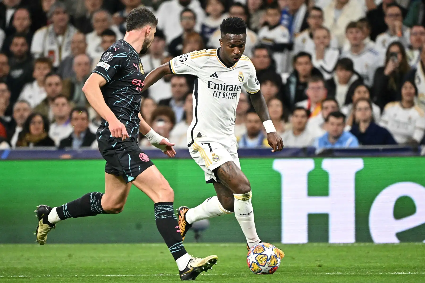 El delantero brasileño del Real Madrid, Vinicius Junior lucha por el balón con el defensor portugués del Manchester City, Ruben Dias durante el partido de fútbol de ida de los cuartos de final de la Liga de Campeones de la UEFA entre el Real Madrid CF y el Manchester City en el estadio Santiago Bernabeu de Madrid.
Foto: AFP