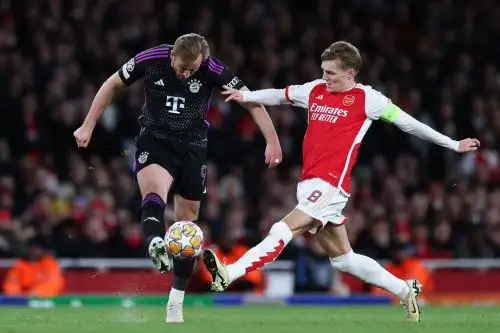El delantero inglés del Bayern de Múnich, Harry Kane  lucha por el balón con el centrocampista noruego del Arsenal, Martin Odegaard durante el partido de fútbol de ida de los cuartos de final de la Liga de Campeones de la UEFA entre el Arsenal y el Bayern de Múnich en el estadio del Arsenal.Foto: AFP