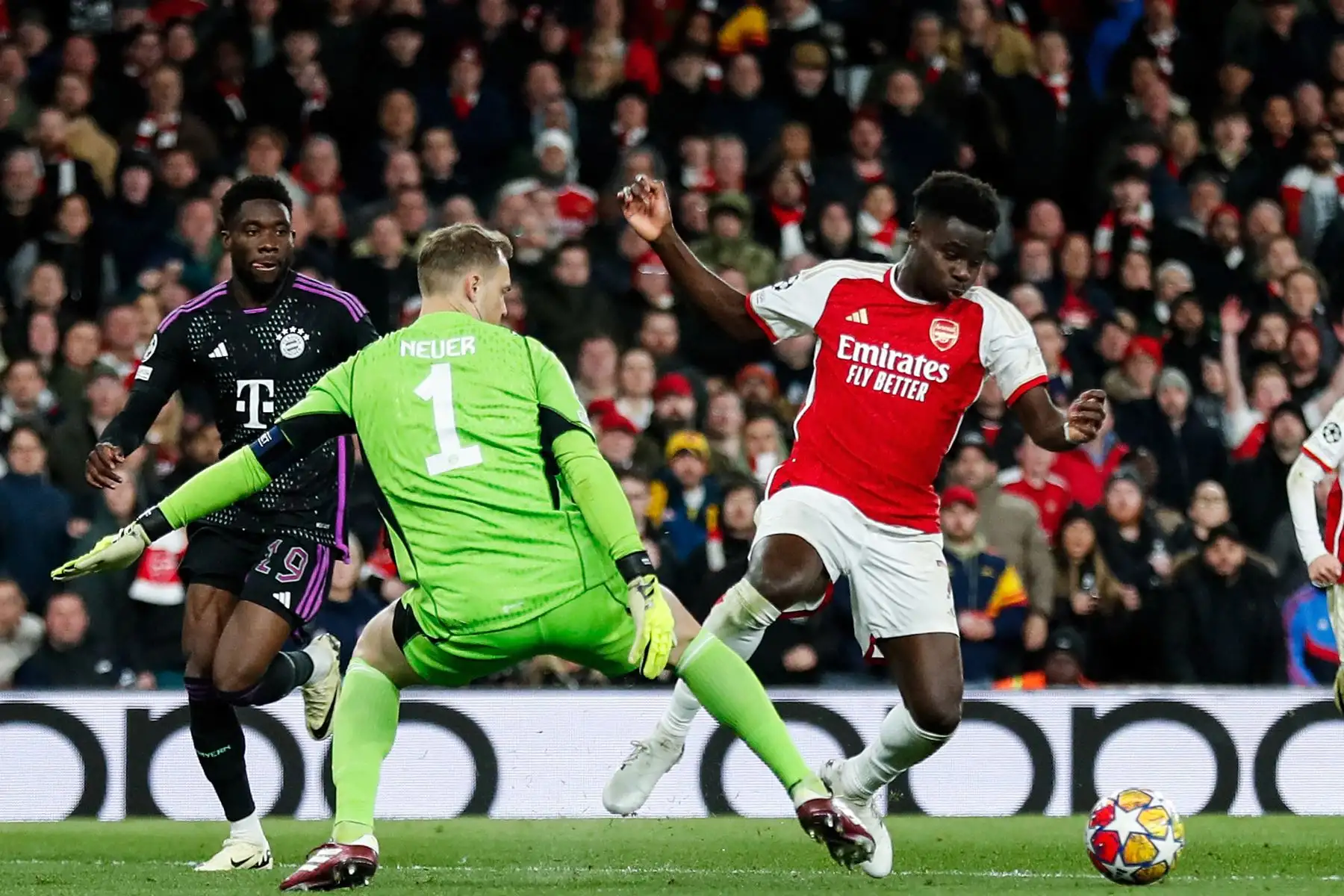 El portero alemán del Bayern de Múnich, Manuel Neuer, se enfrenta al centrocampista inglés del Arsenal, Bukayo Saka durante el partido de fútbol de ida de los cuartos de final de la Liga de Campeones de la UEFA entre el Arsenal y el Bayern de Múnich en el estadio del Arsenal.
Foto: AFP