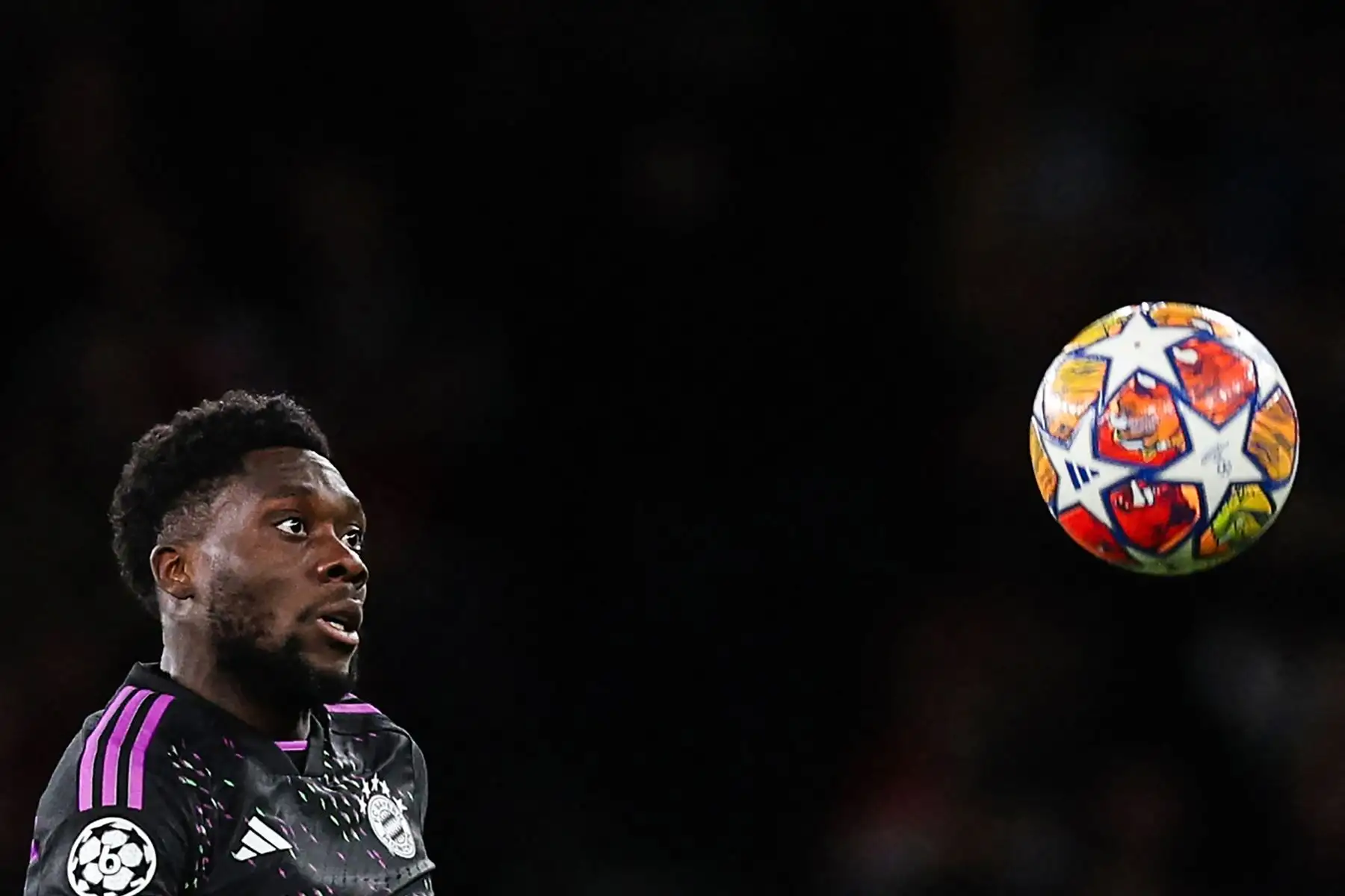 El centrocampista canadiense  del Bayern de Múnich, Alphonso Davies, mira el balón durante el partido de fútbol de ida de los cuartos de final de la Liga de Campeones de la UEFA entre el Arsenal y el Bayern de Múnich en el estadio del Arsenal, en el norte de Londres.
Foto: AFP