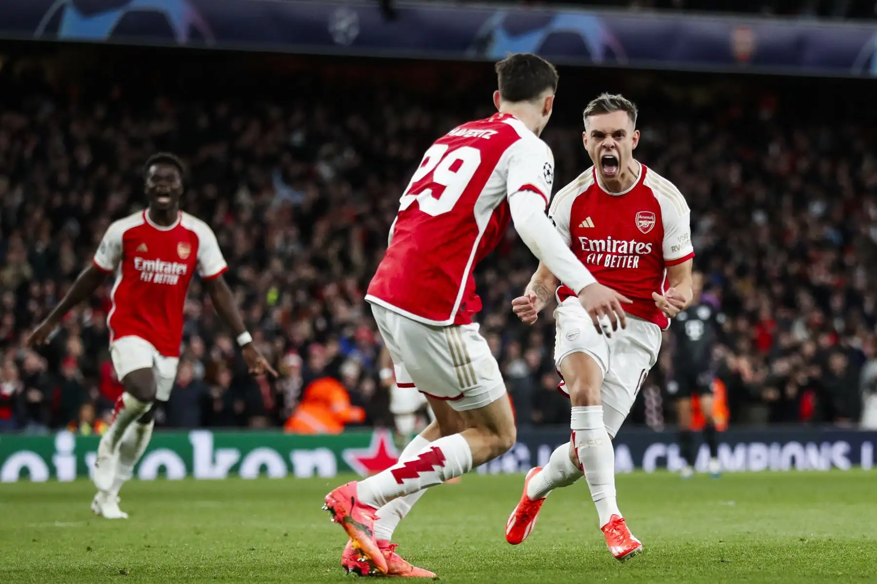 El centrocampista belga del Arsenal, Leandro Trossard , celebra después de marcar el segundo gol de su equipo durante el partido de fútbol de ida de los cuartos de final de la Liga de Campeones de la UEFA entre el Arsenal y el Bayern de Múnich en el estadio del Arsenal, en el norte de Londres.
Foto: AFP