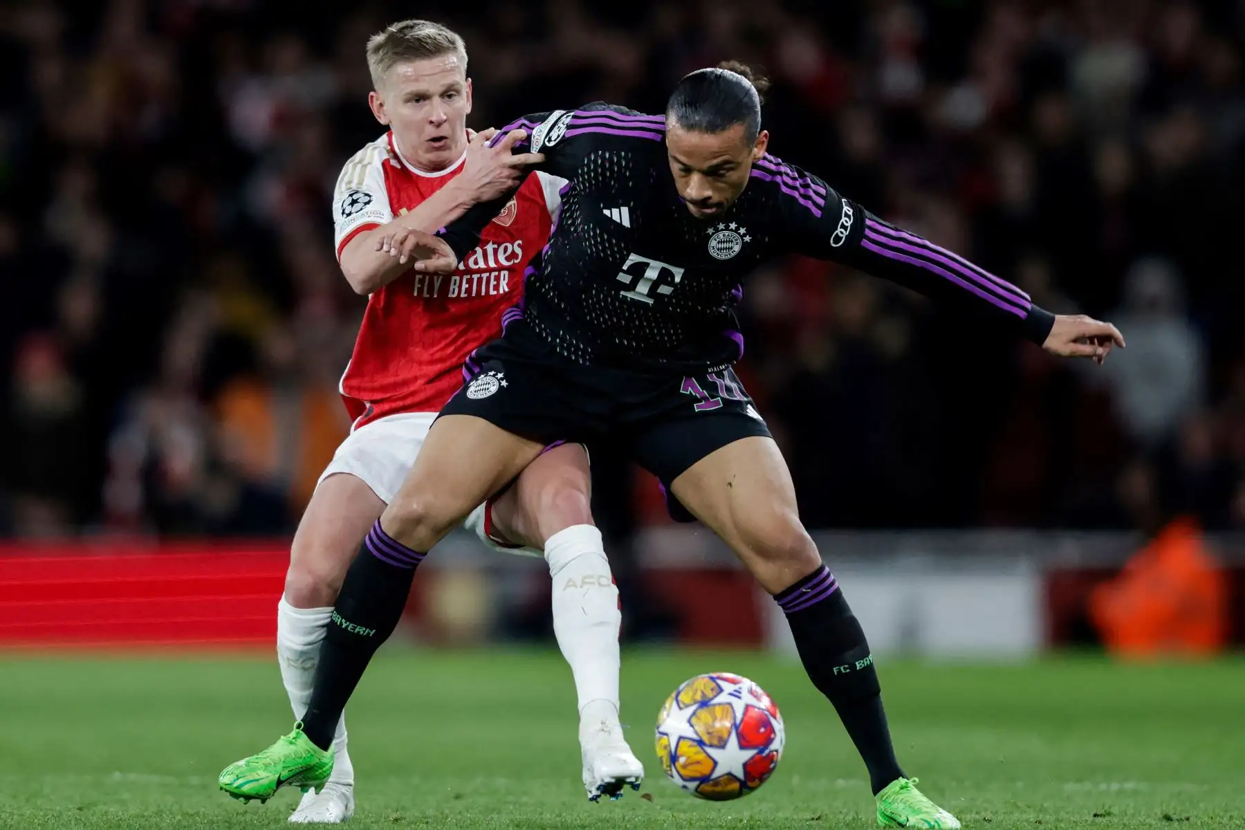 El defensor ucraniano del Arsenal, Oleksandr Zinchenko  lucha por el balón con el centrocampista alemán, Leroy Sane del Bayern Munich durante el partido de fútbol de ida de los cuartos de final de la Liga de Campeones de la UEFA entre el Arsenal y el Bayern Munich en el estadio del Arsenal, en el norte de Londres.
Foto: AFP