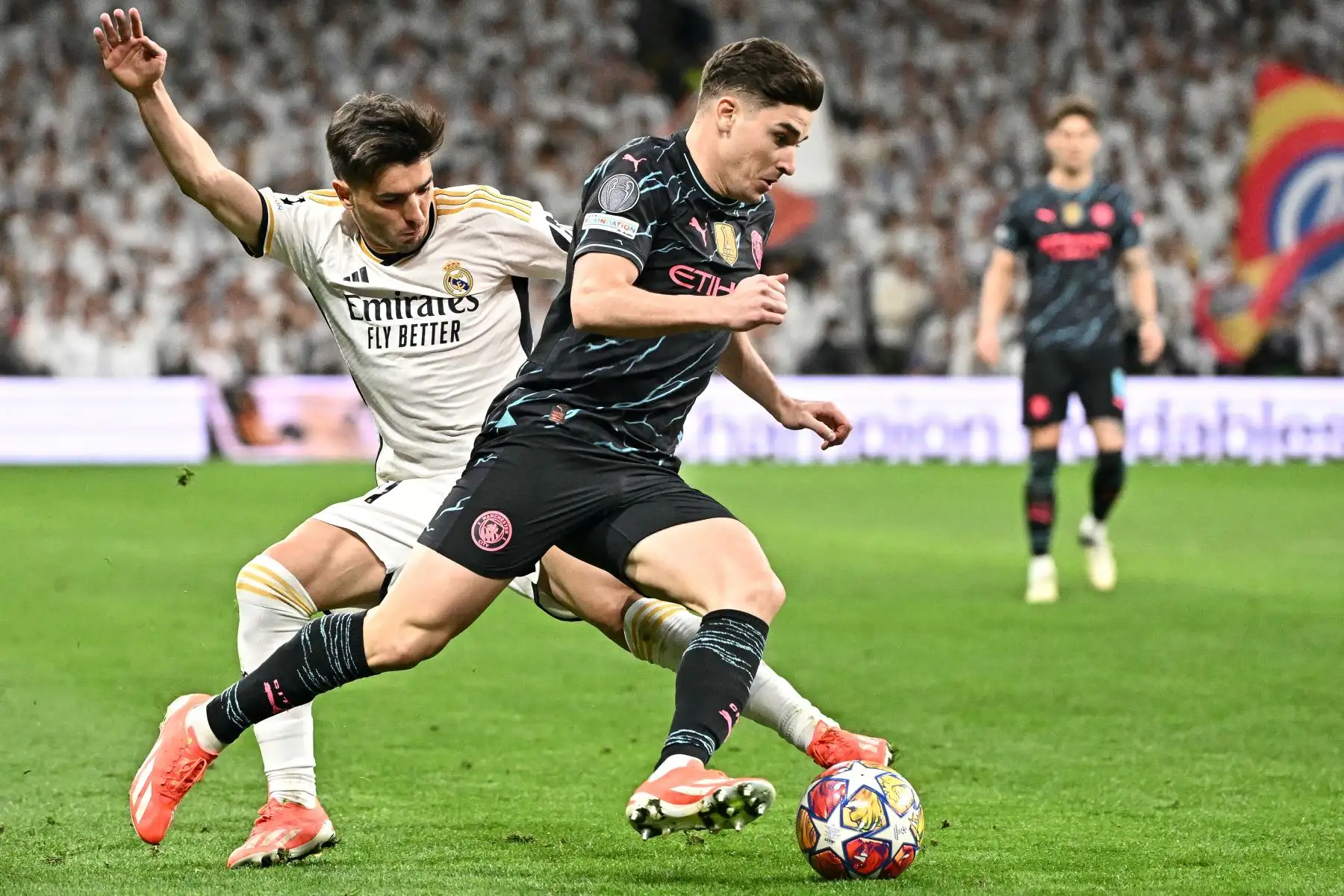 El delantero español del Real Madrid, Brahim Díaz compite con el delantero argentino del Manchester City, Julián Álvarez durante el partido de fútbol de ida de los cuartos de final de la Liga de Campeones de la UEFA entre el Real Madrid CF y el Manchester City en el estadio Santiago Bernabeu de Madrid.
Foto: AFP