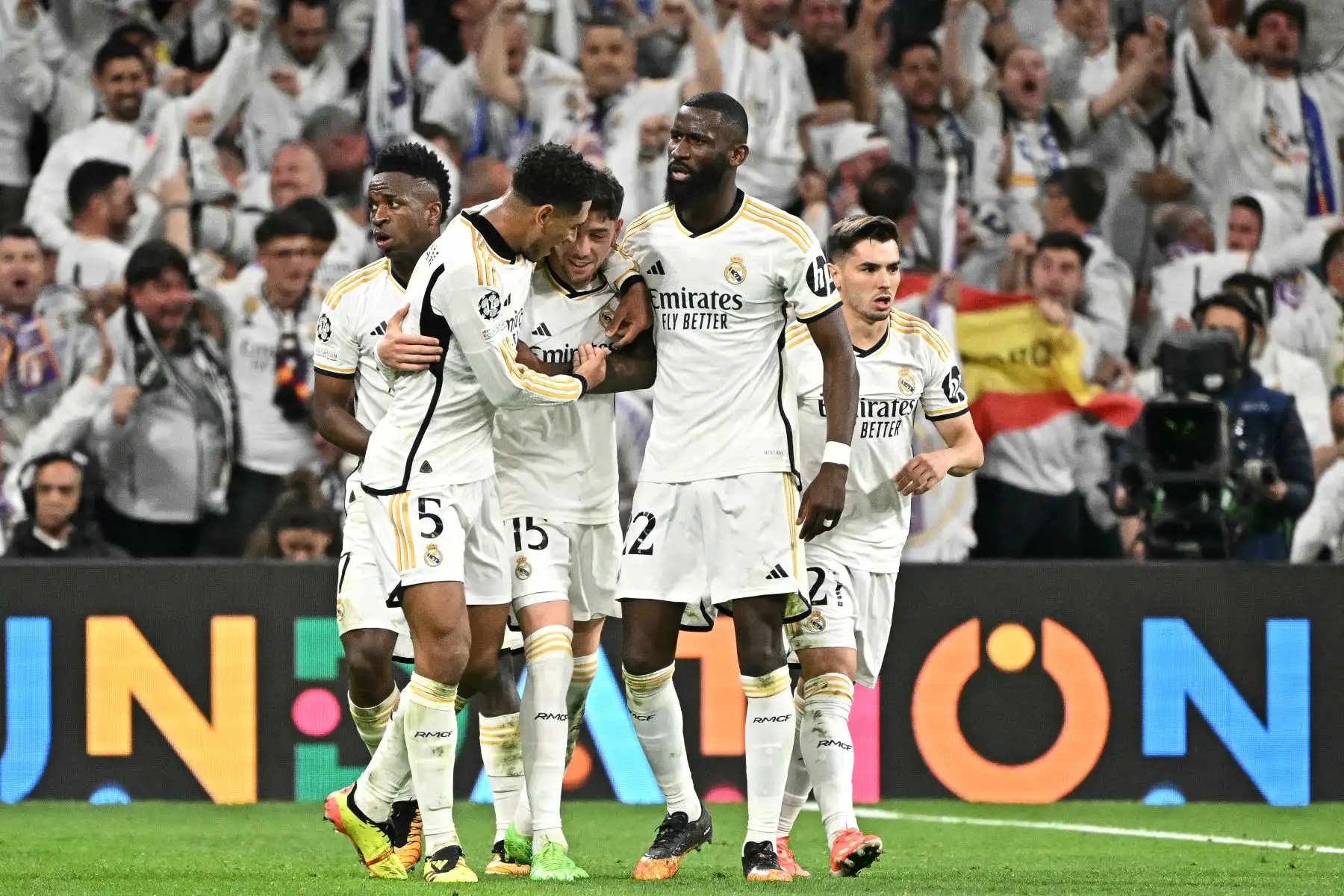 El centrocampista uruguayo del Real Madrid, Federico Valverde celebra marcar el tercer gol de su equipo con sus compañeros durante el partido de fútbol de ida de los cuartos de final de la Liga de Campeones de la UEFA entre el Real Madrid CF y el Manchester City en el estadio Santiago Bernabeu de Madrid.
Foto: AFP
