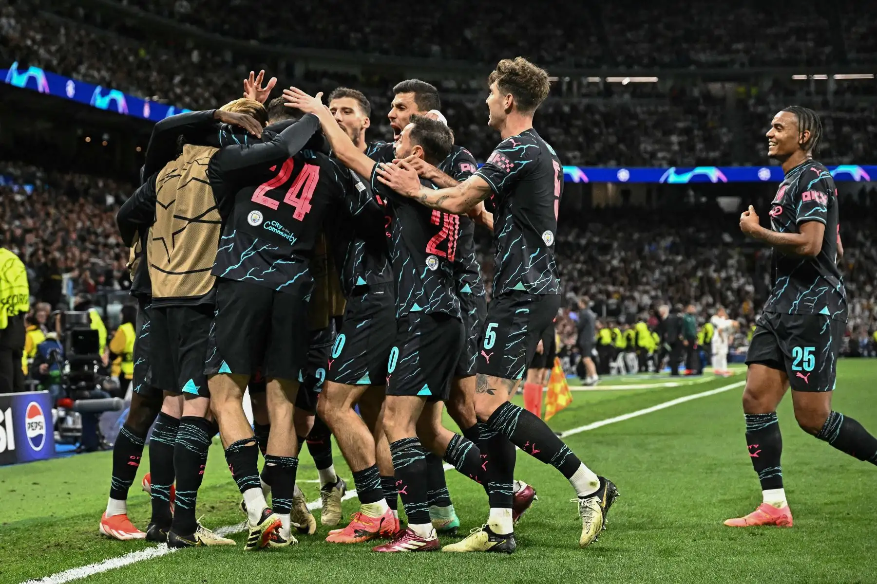 Los jugadores del Manchester City celebran el segundo gol del mediocampista inglés,  Phil Foden durante el partido de fútbol de ida de los cuartos de final de la Liga de Campeones de la UEFA entre el Real Madrid CF y el Manchester City en el estadio Santiago Bernabeu de Madrid.
Foto: AFP