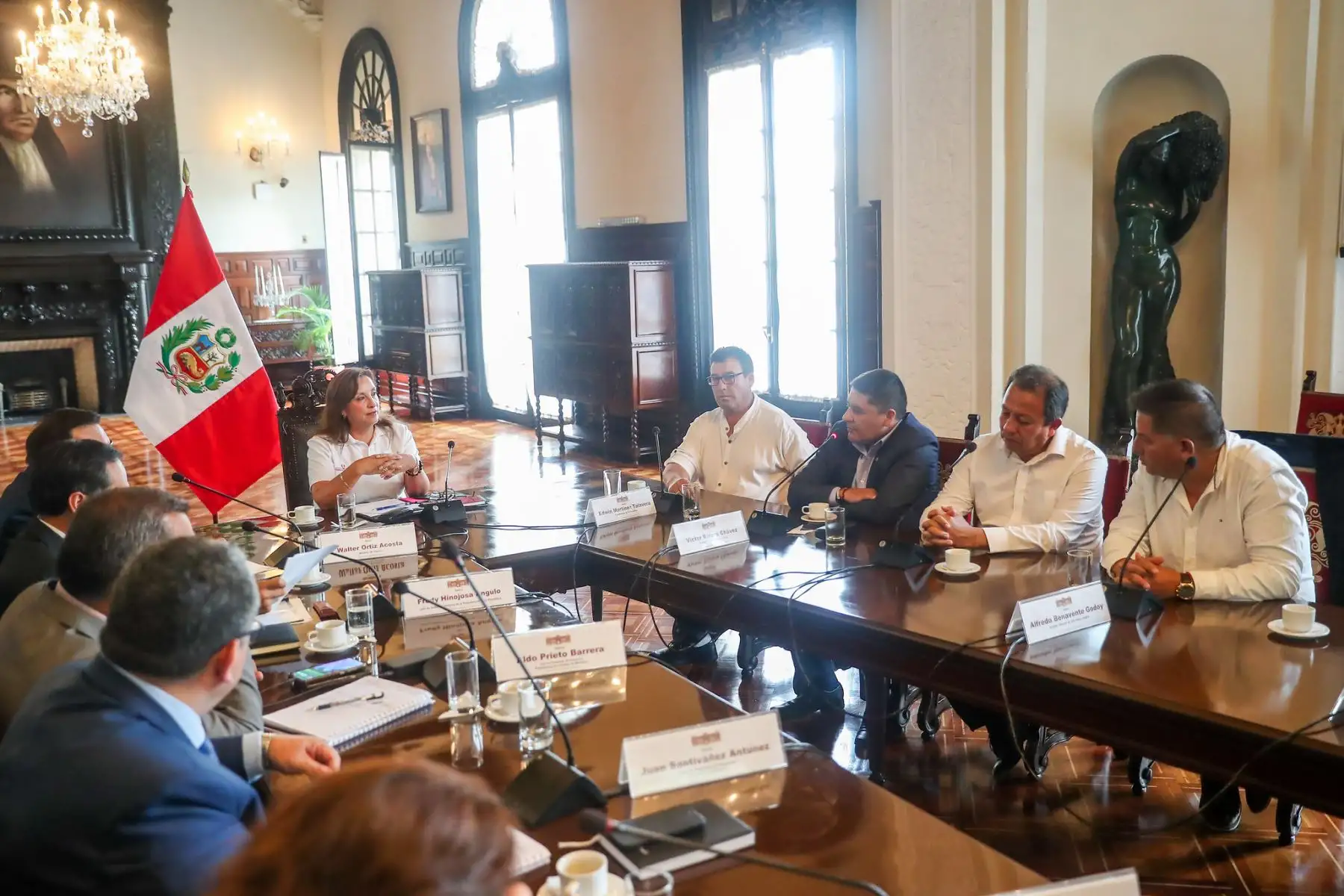 Presidenta de la república, Dina Boluarte, se reunió con el alcalde provincial de Arequipa y los burgomaestres distritales de Yanahuara, Cayma, José Luis Bustamante y Rivero, Paucarpata, Alto Selva Alegre, Miraflores, Mariano Melgar y Uchumayo.
Foto: ANDINA/Prensa Presidencia
