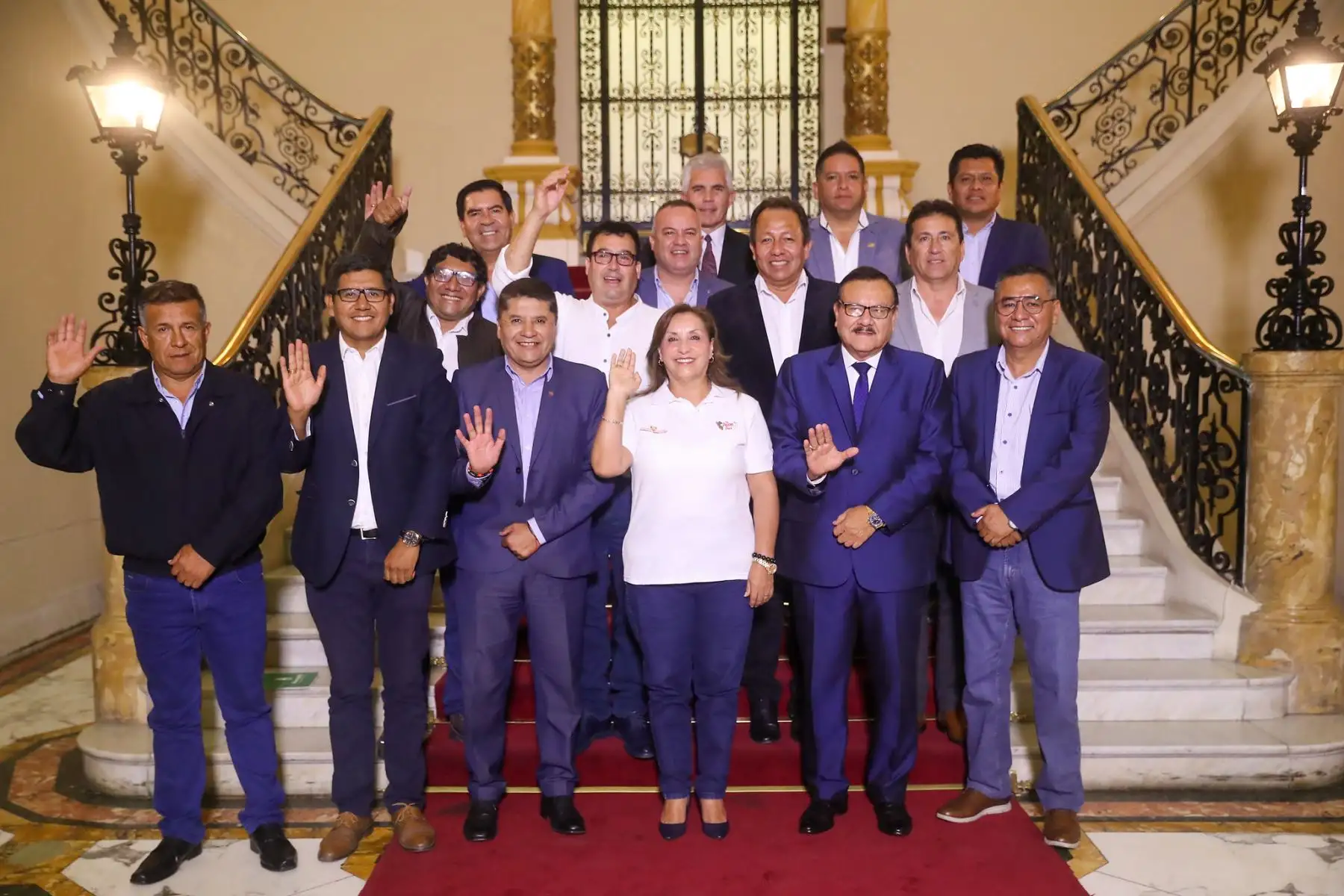 Presidenta de la república, Dina Boluarte, se reunió con el alcalde provincial de Arequipa y los burgomaestres distritales de Yanahuara, Cayma, José Luis Bustamante y Rivero, Paucarpata, Alto Selva Alegre, Miraflores, Mariano Melgar y Uchumayo.
Foto: ANDINA/Prensa Presidencia