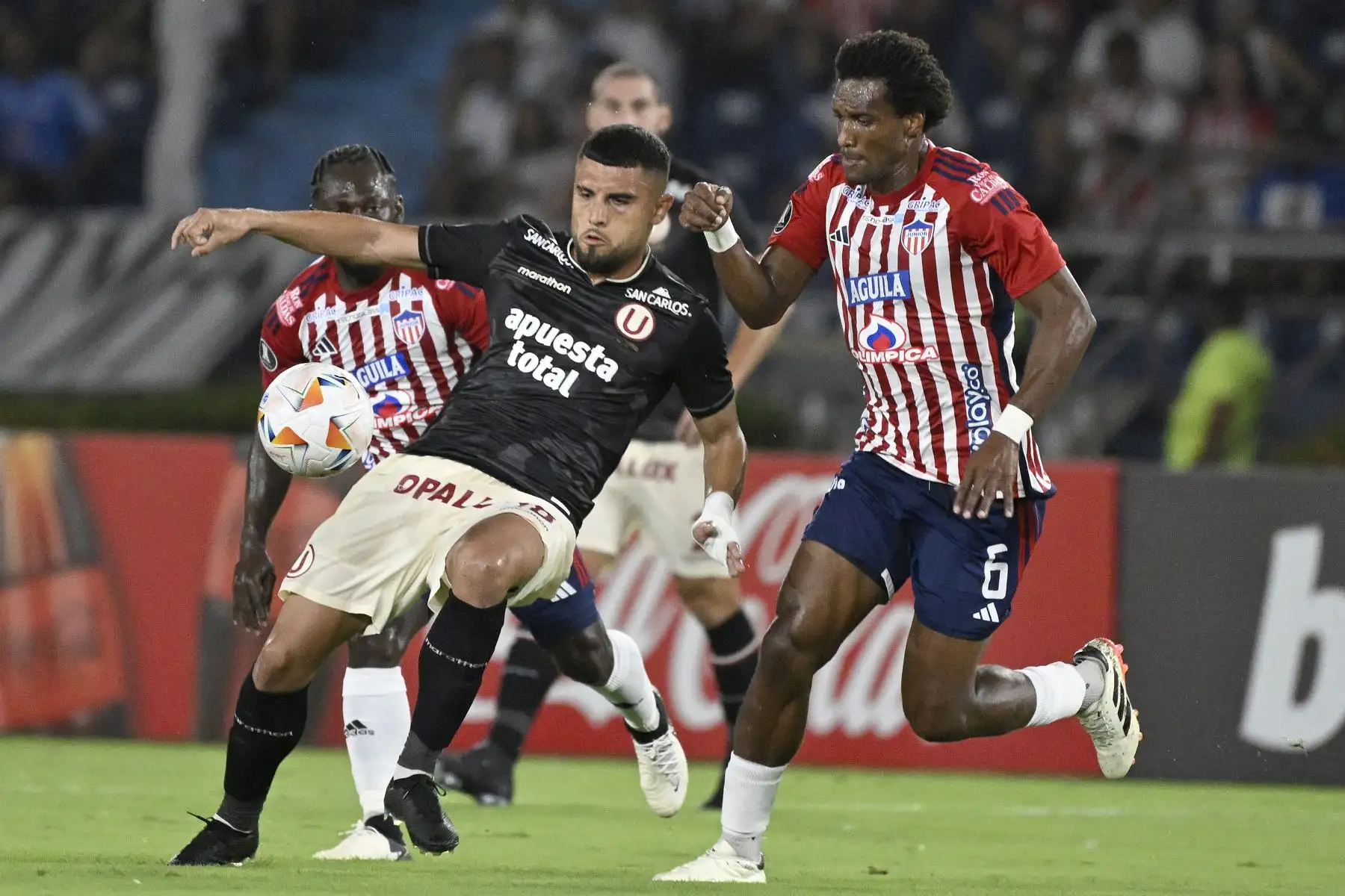El mediocampista chileno de Universitario Rodrigo Ureña  y el mediocampista de Junior Didier Moreno luchan por el balón durante el partido de ida de la fase de grupos de la Copa Libertadores.
Foto: AFP