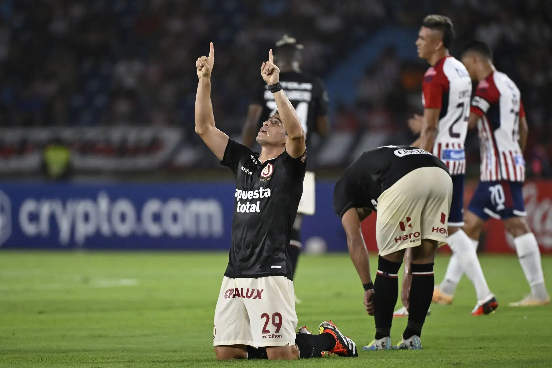 El defensa de Universitario, Aldo Corzo, celebra tras marcar un gol durante el partido de ida de la fase de grupos de la Copa Libertadores entre el Junior de Colombia y el Universitario de Perú en el Estadio Metropolitano Roberto Meléndez de Barranquilla.
Foto: AFP