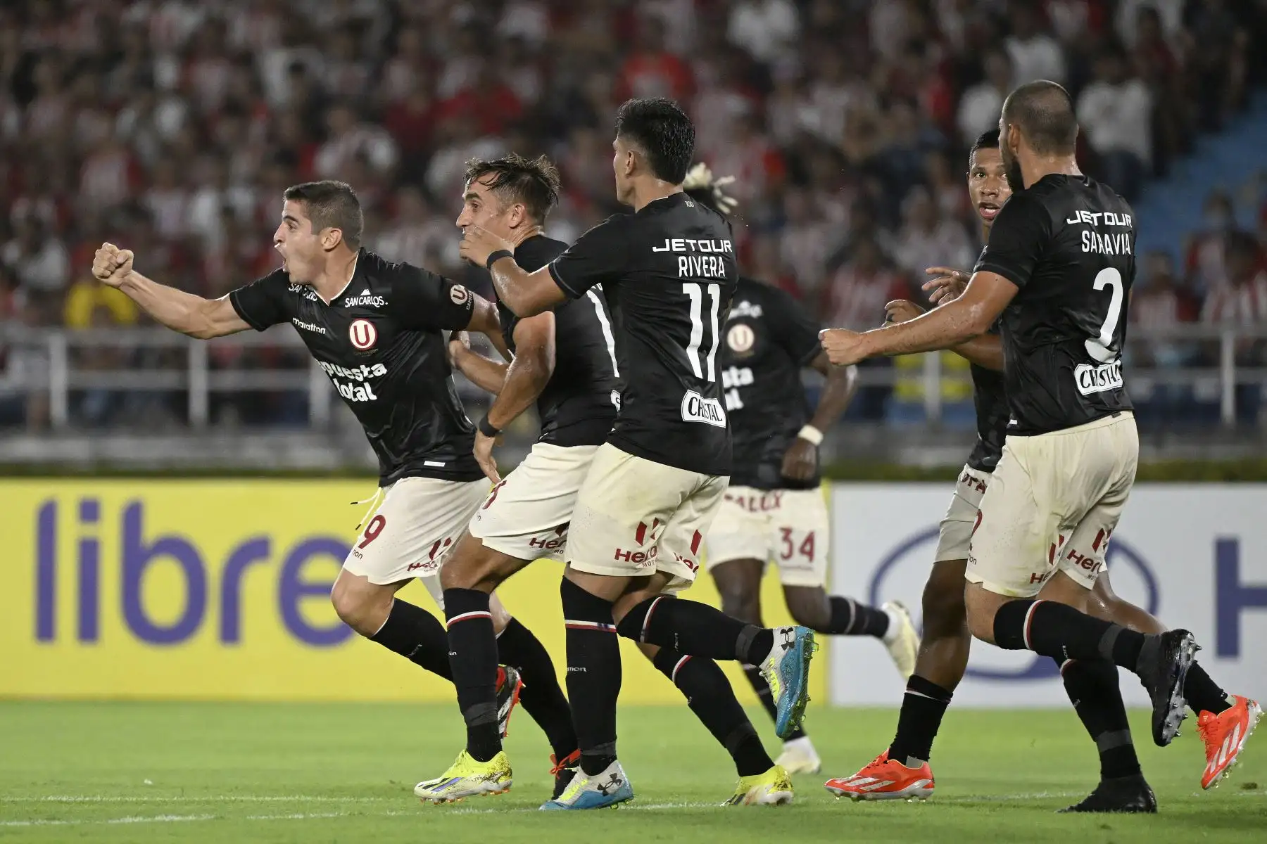 El defensa de Universitario, Aldo Corzo, celebra tras marcar un gol durante el partido de ida de la fase de grupos de la Copa Libertadores entre el Junior de Colombia y el Universitario de Perú en el Estadio Metropolitano Roberto Meléndez de Barranquilla.
Foto: AFP