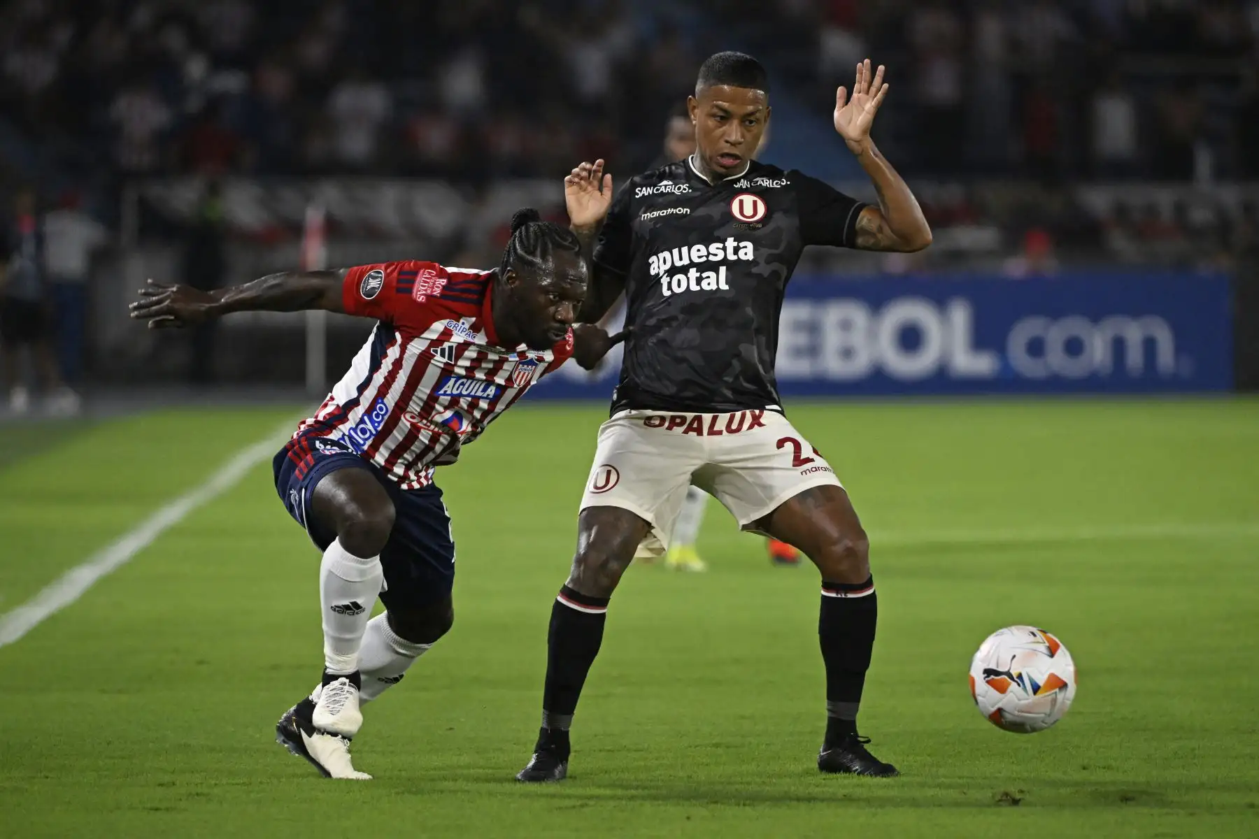 El delantero de Junior Yimmi Chara  y el delantero de Universitario Andy Polo luchan por el balón durante el partido de fútbol de ida de la fase de grupos de la Copa Libertadores entre Junior de Colombia y Universitario de Perú en el Estadio Metropolitano Roberto Meléndez en Barranquilla.
Foto: AFP
