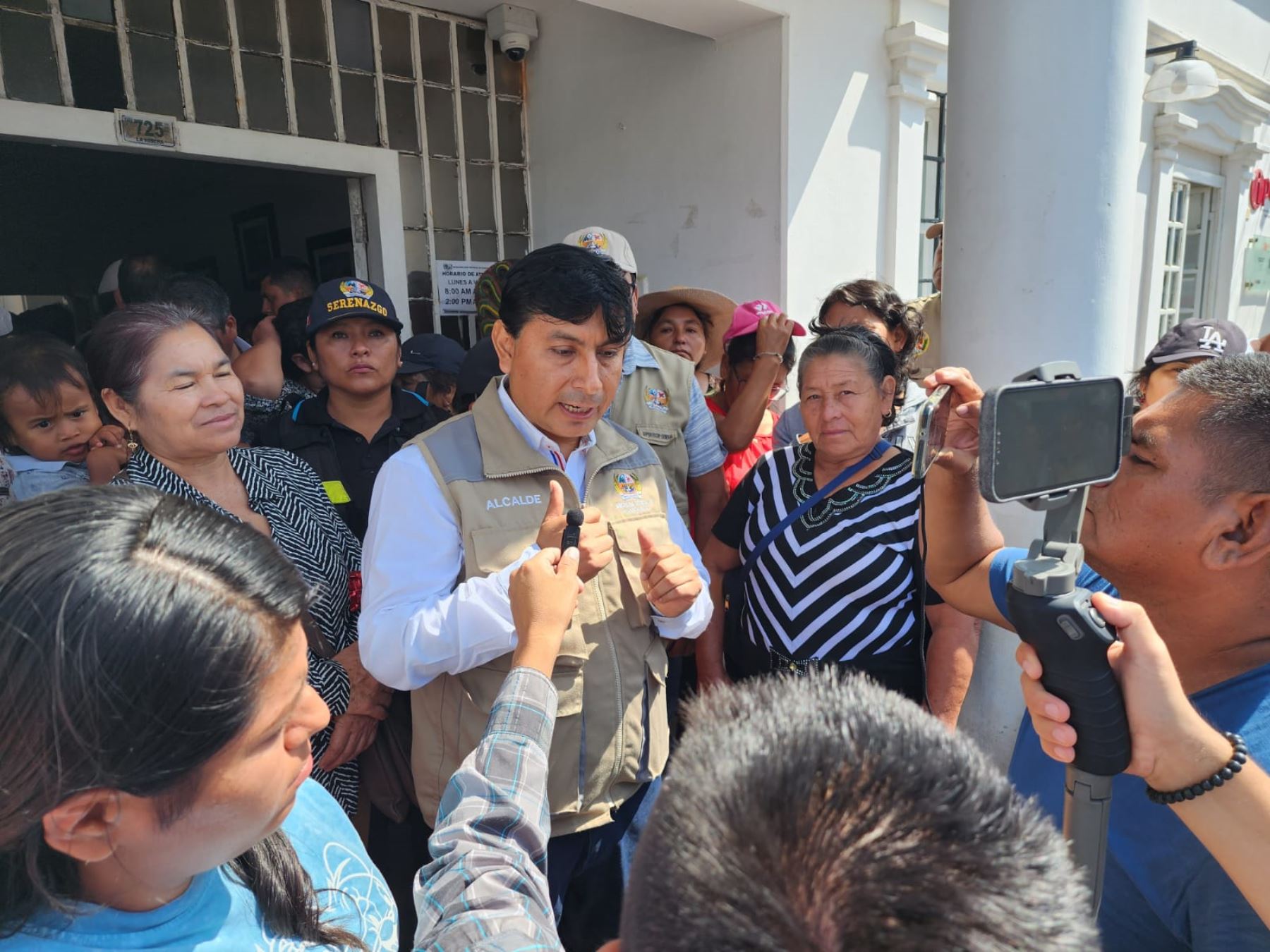 Al salir de la audiencia, el alcalde de Huanchaco, Efraín Bueno, aseguró a los vecinos que su gestión trabaja para el beneficio y progreso del distrito. Foto: ANDINA/Difusión