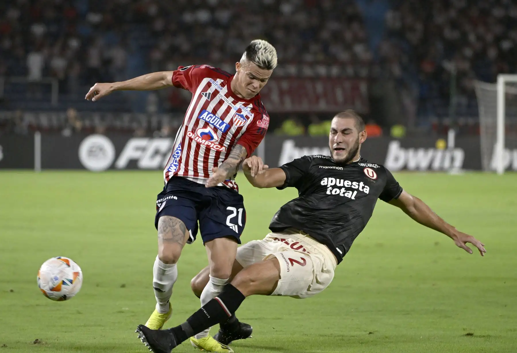 El defensor de Junior Walmer Pacheco  y el defensor de Universitario Marcos Saravia luchan por el balón durante el partido de fútbol de ida de la fase de grupos de la Copa Libertadores entre Junior de Colombia y Universitario de Perú en el Estadio Metropolitano Roberto Meléndez en Barranquilla.
Foto: AFP