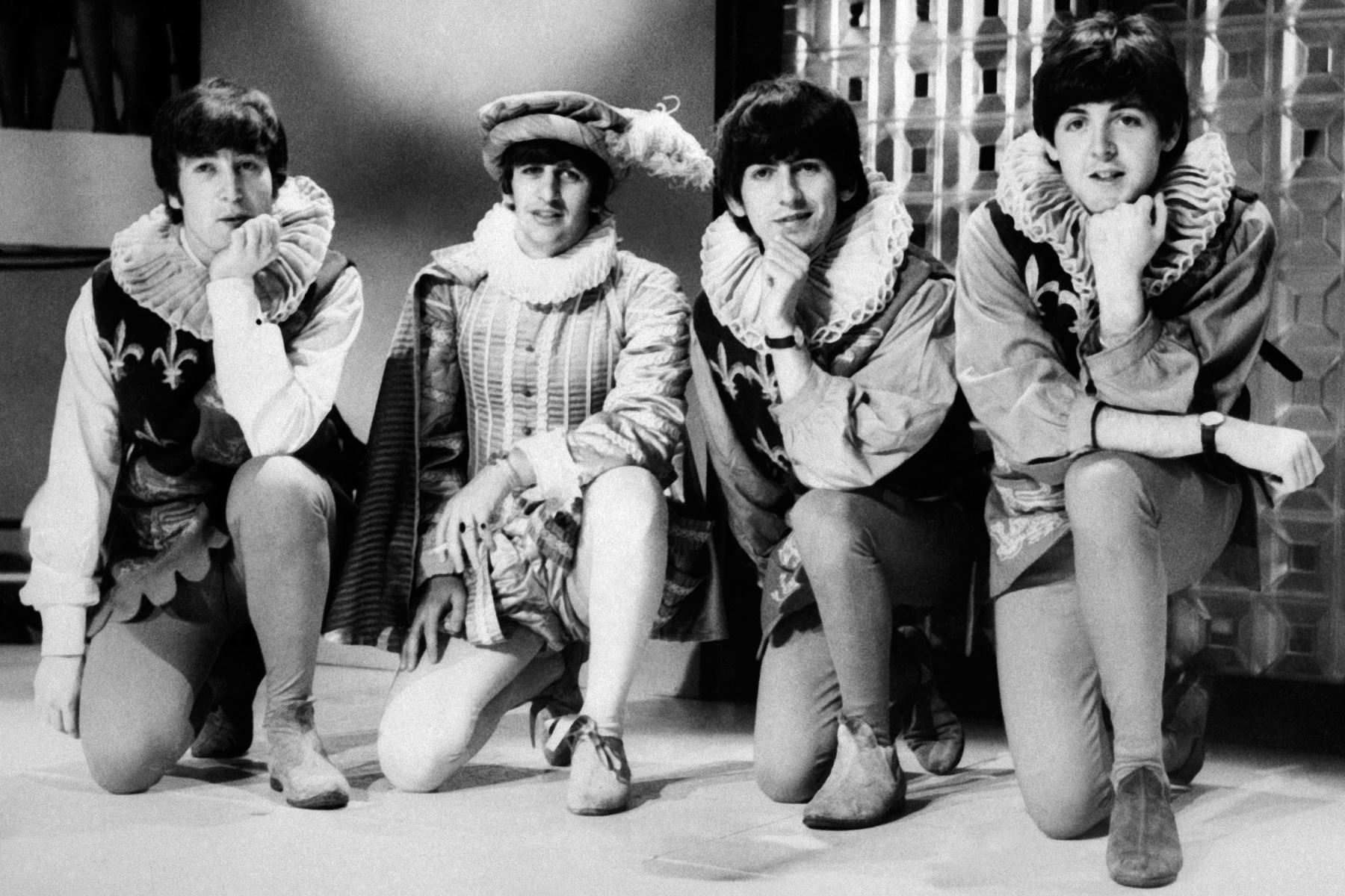 La banda inglesa The Beatles :John Lennon, Ringo Starr, George Harrison y Paul McCartney posan durante el ensayo de la obra de William Shakespeare El sueño de una noche de verano, el 29 de abril de 1964, en Londres. 
Foto: AFP