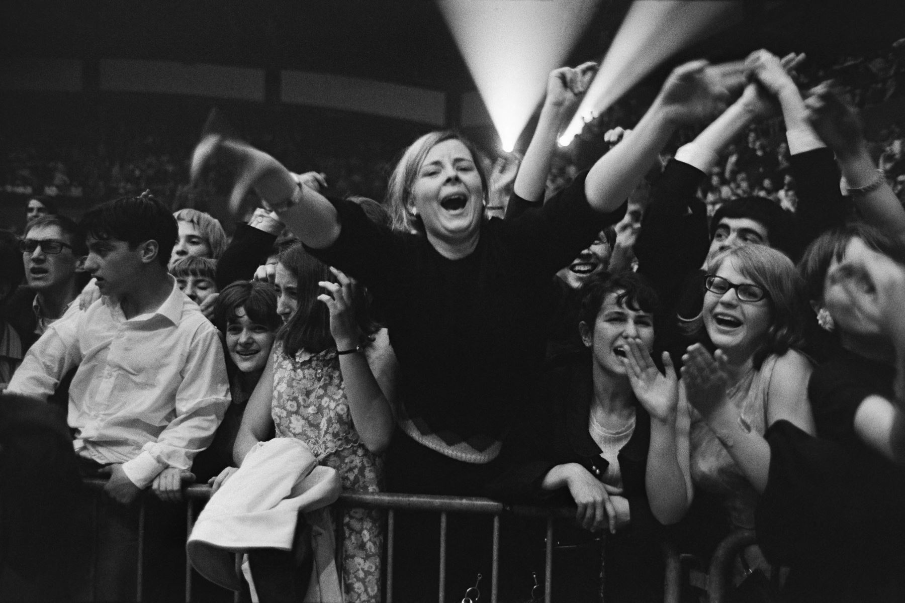 Los fans franceses esperan a los Beatles antes de su concierto en el Palais des Sports de París, el 20 de junio de 1965. La banda británica The Beatles realizó dos actuaciones en el Palais des Sports antes de una gira por Francia, Italia y España y luego una gira por Estados Unidos. Estados Unidos durante el verano de 1965. 
Foto : AFP