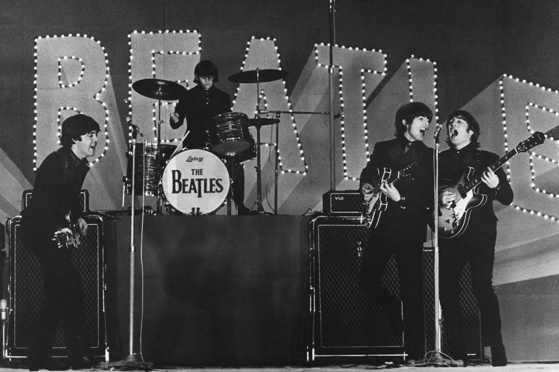 Esta foto tomada el 30 de junio de 1966 muestra a la banda británica The Beatles, (de izquierda a derecha) Paul McCartney, Ringo Starr, George Harrison y John Lennon, actuando durante su concierto en el Budokan de Tokio. 
Foto: AFP