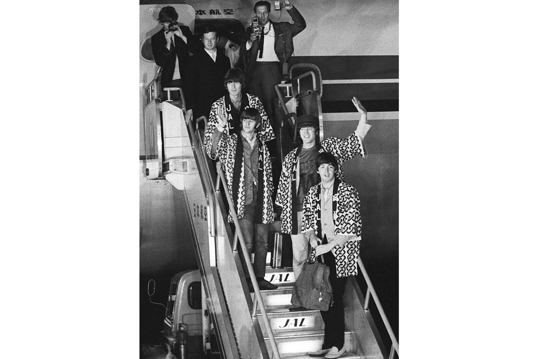 Esta foto tomada el 29 de junio de 1966 muestra a la banda británica The Beatles, (de abajo hacia arriba) Paul McCartney, John Lennon, Ringo Starr y George Harrison, llegando con su manager Brian Epstein (arriba a la izquierda, detrás de George) al Aeropuerto Internacional de Tokio en Haneda en Tokio antes de su gira. 
Foto: AFP