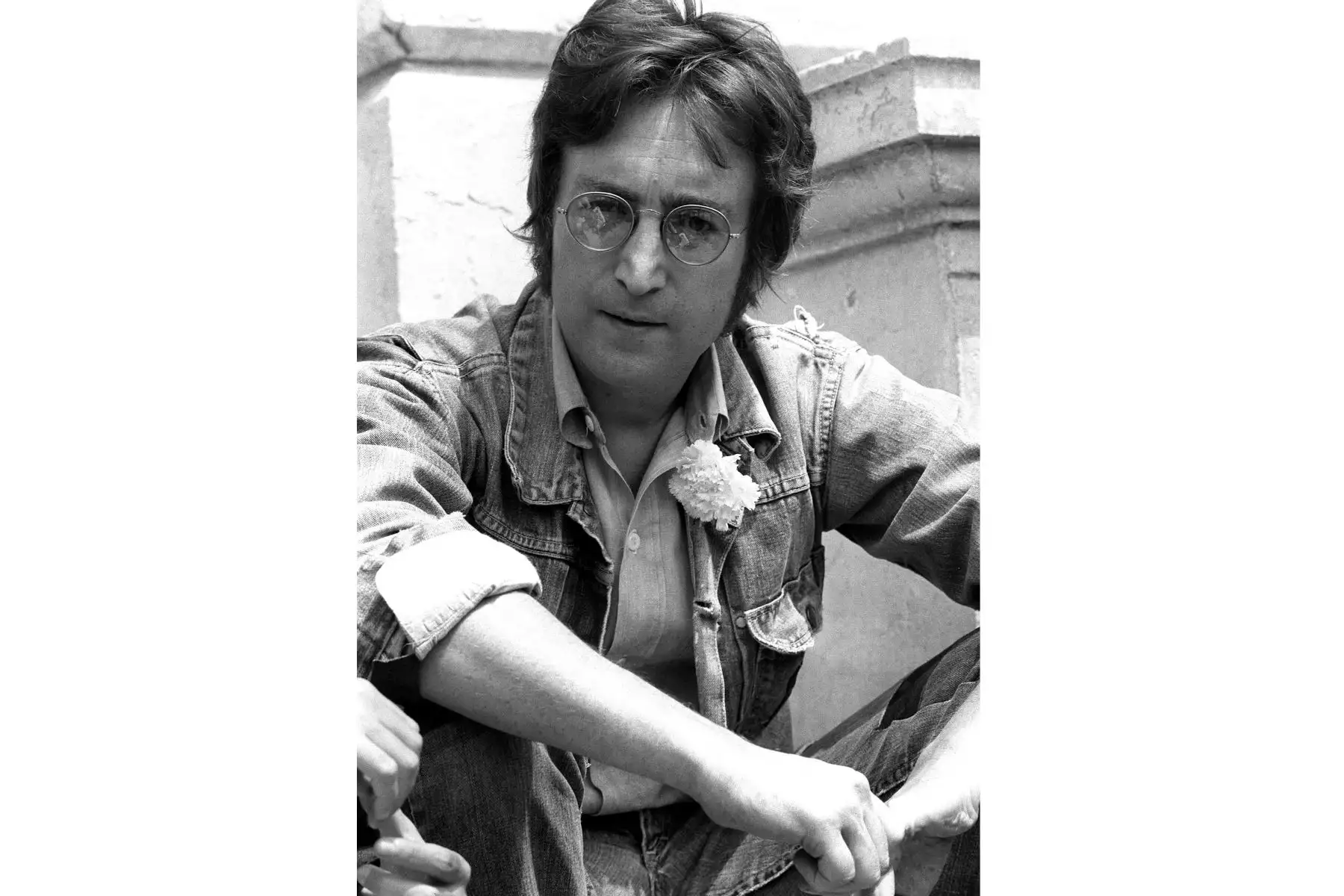 El célebre músico y cantante John Lennon posa para los fotógrafos el 17 de mayo de 1971 en Cannes o se presenta en ocasión del Festival de Cine. 
AFP