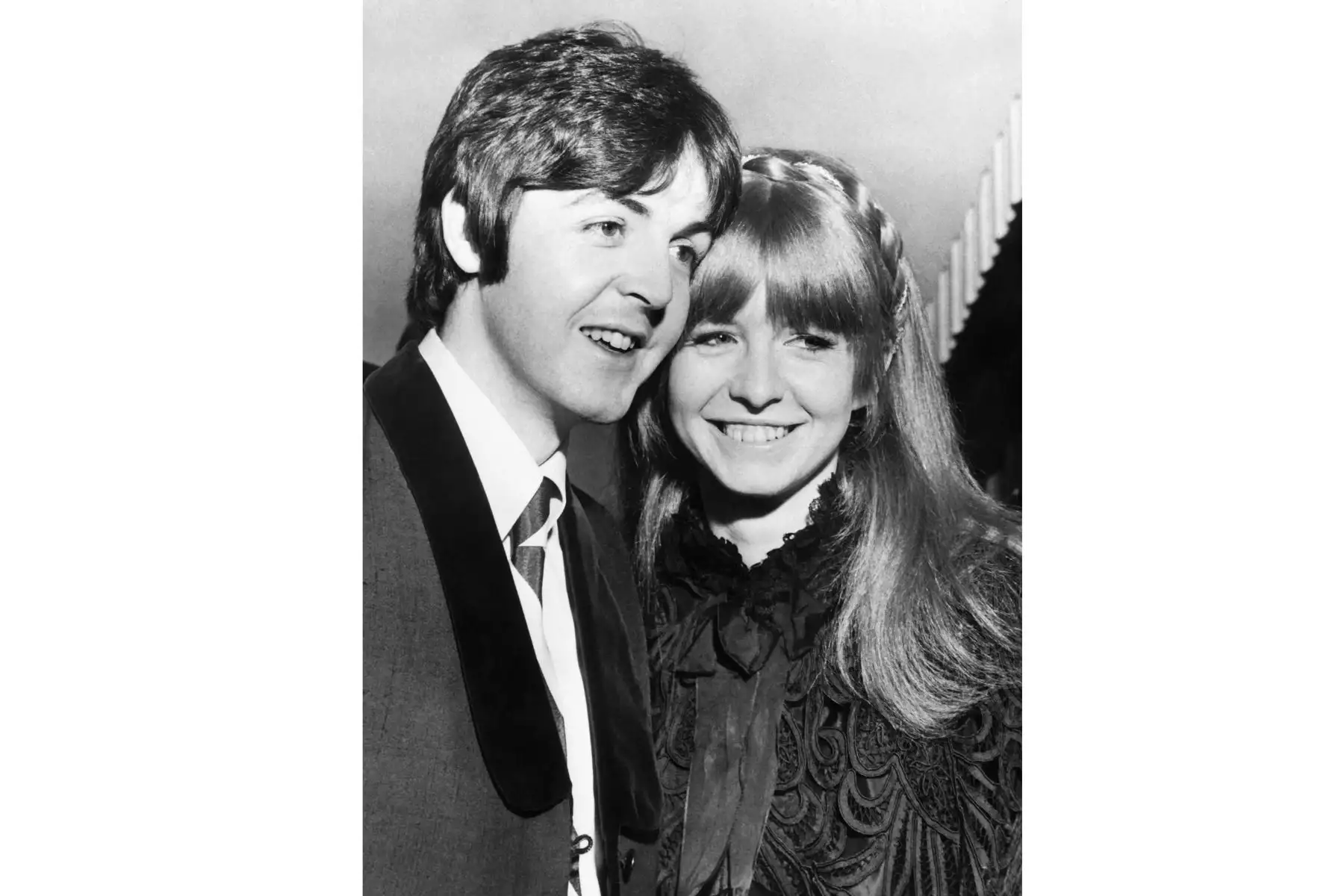El cantante británico Paul McCartney de la banda The Beatles y su compañera la actriz Jane Asher posan el 5 de enero de 1968 en Londres.
Foto: AFP