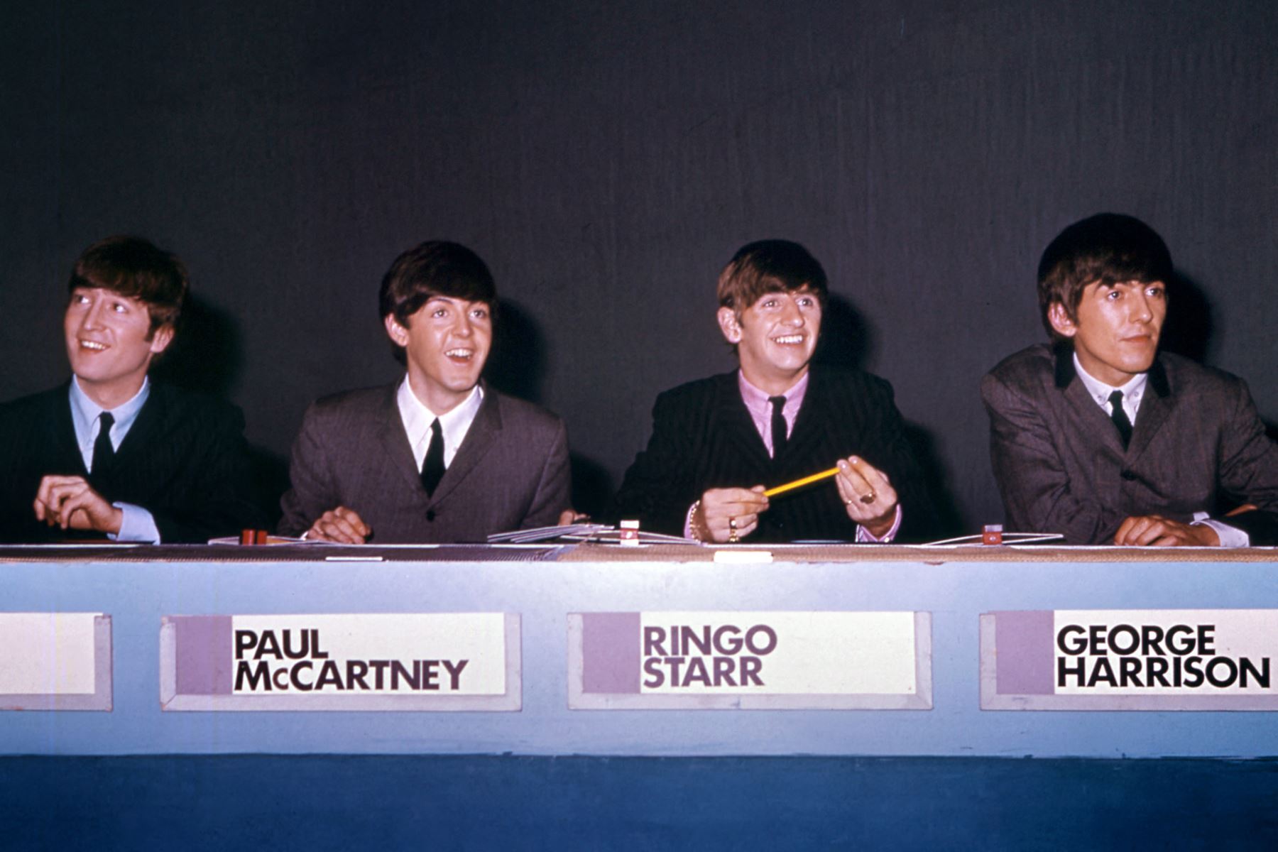 La banda inglesa The Beatles (de izquierda a derecha), John Lennon, Paul McCartney, Ringo Starr y George Harrison aparecen fotografiados, en 1964, en Londres. Foto: AFP