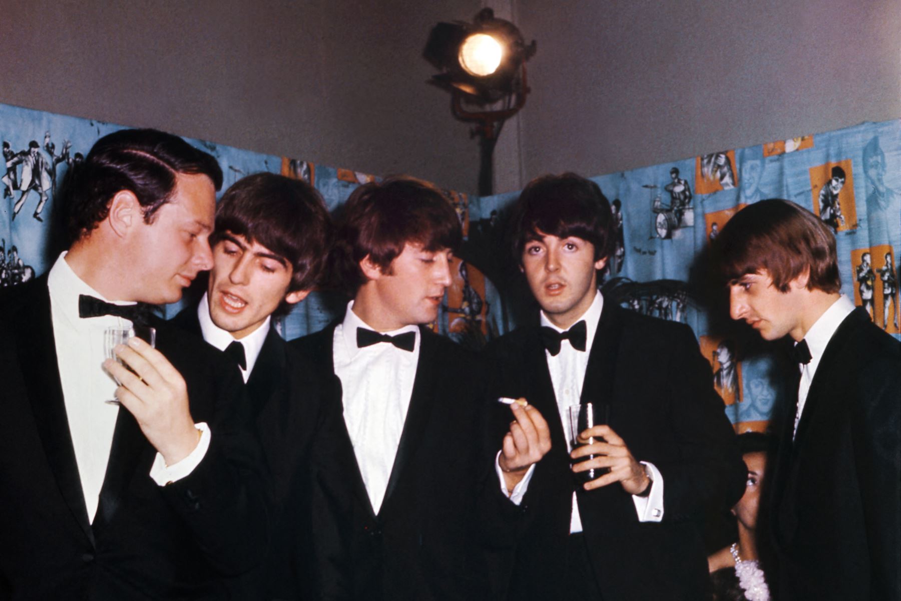 De izquierda a derecha, Brian Epstein, la banda inglesa The Beatles Ringo Starr, John Lennon, Paul McCartney y George Harrison en la foto durante el estreno de "Hard day
