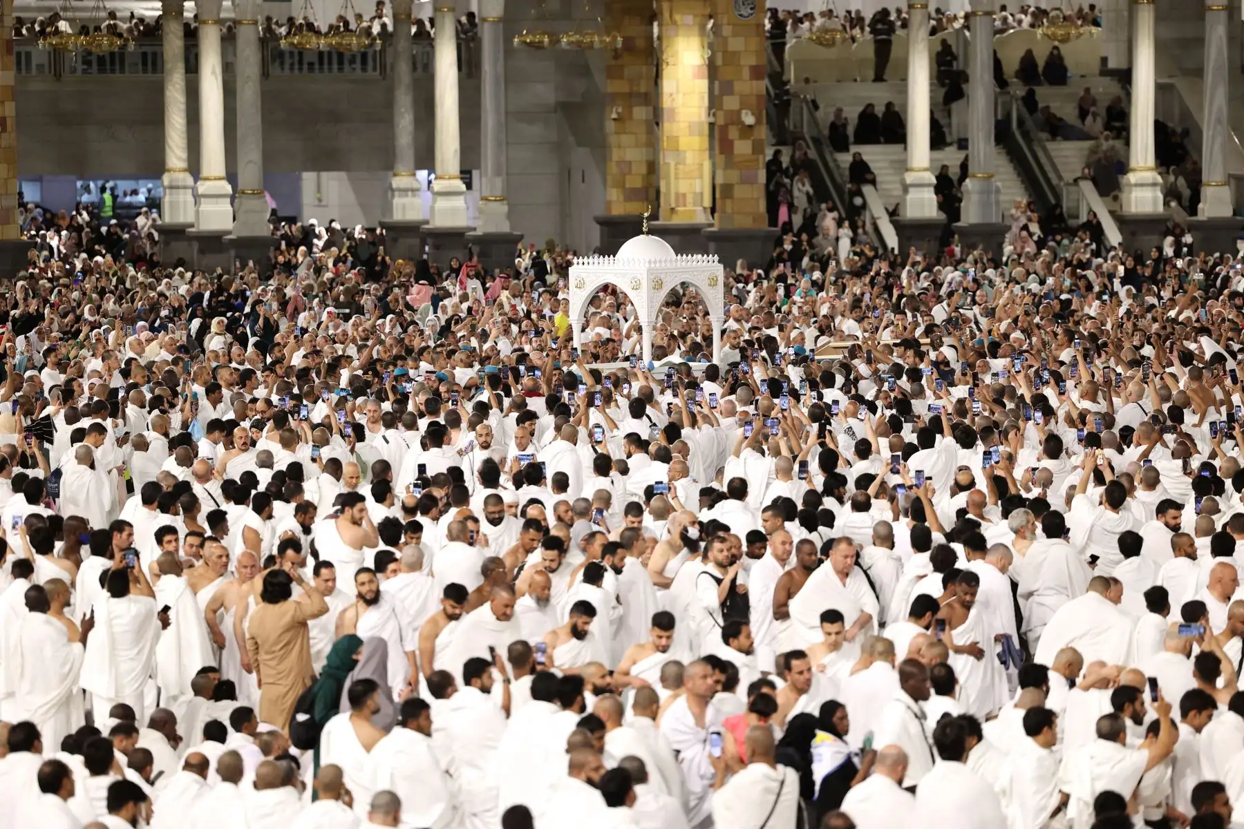 Los fieles musulmanes asisten a las oraciones del primer día de Eid al-Fitr, que marca el final del mes de ayuno del Ramadán, en La Meca.
Foto: AFP