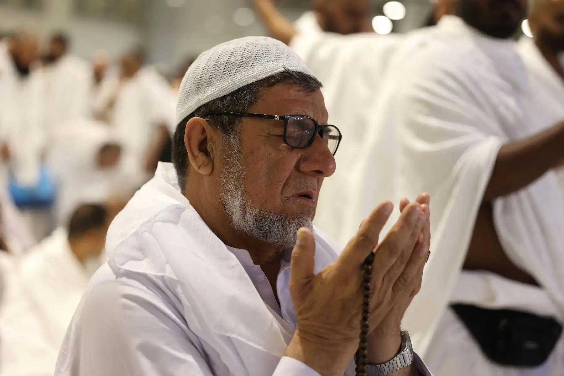 Los fieles musulmanes asisten a las oraciones del primer día de Eid al-Fitr, que marca el final del mes de ayuno del Ramadán, en La Meca.
Foto: AFP