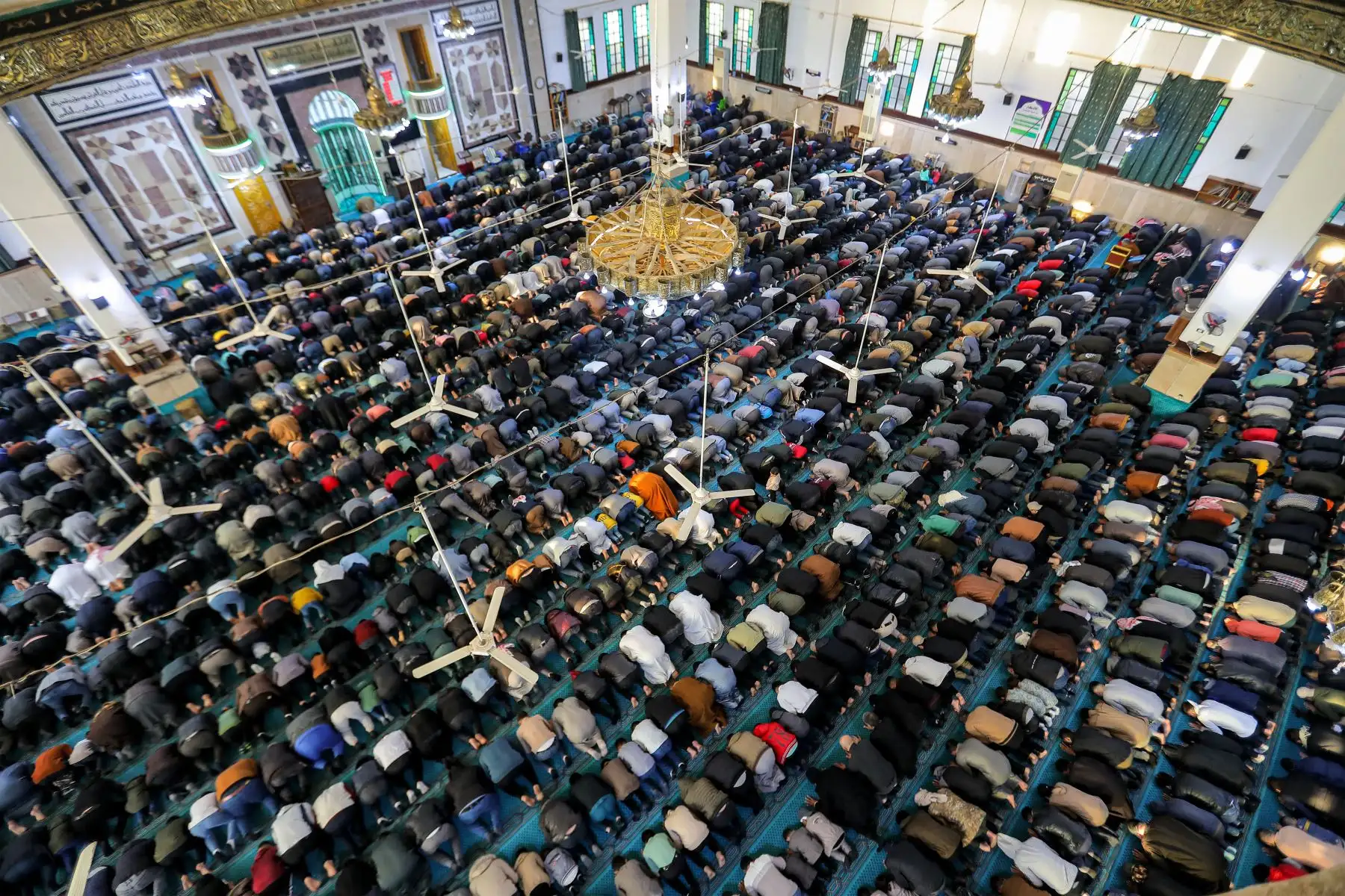 Los fieles musulmanes se reúnen para realizar las oraciones  por Eid al-Fitr, al final del Ramadán, en la mezquita de Shuaib en la ciudad de Idlib, en el noroeste de Siria.
Foto: AFP