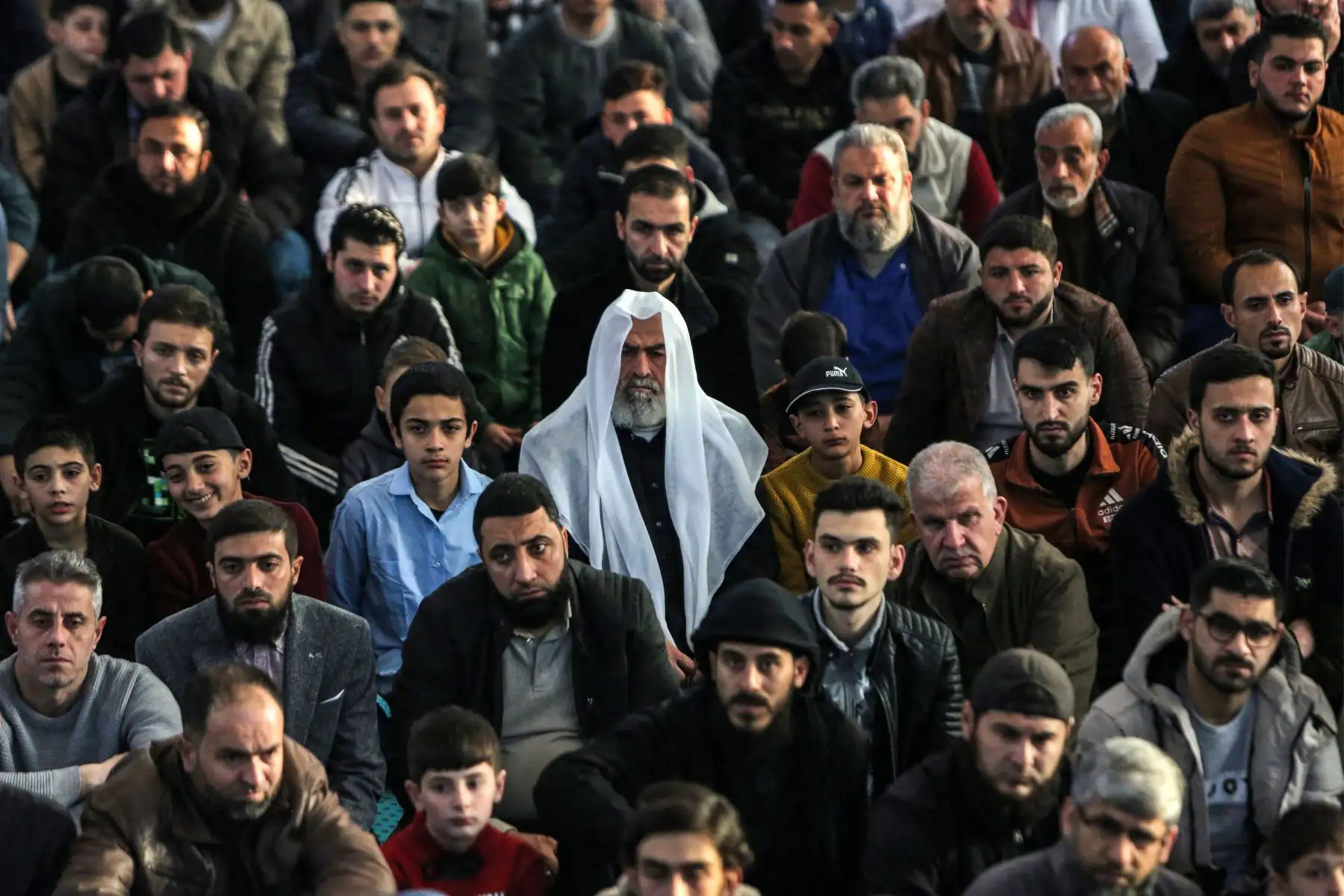 Los fieles musulmanes se reúnen para realizar las oraciones de la mañana por la festividad de Eid al-Fitr, que llega al final del mes del Ramadán, en la mezquita de Shuaib en la ciudad de Idlib, en el noroeste de Siria.
Foto: AFP
