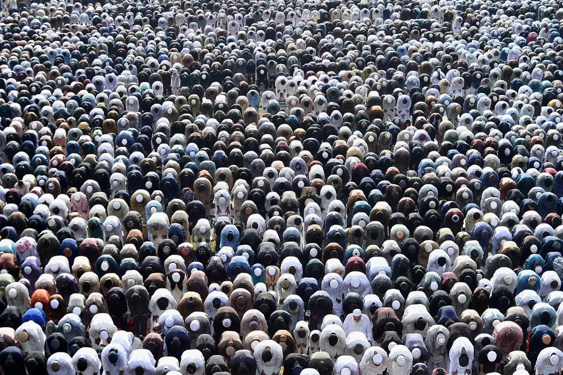 Musulmanes paquistaníes realizan la oración de Eid al-Fitr en Karachi, Pakistán. Los musulmanes de todo el mundo celebran Eid al-Fitr, al final del
Ramadán, el mes de ayuno musulmán. 
Foto: AFP