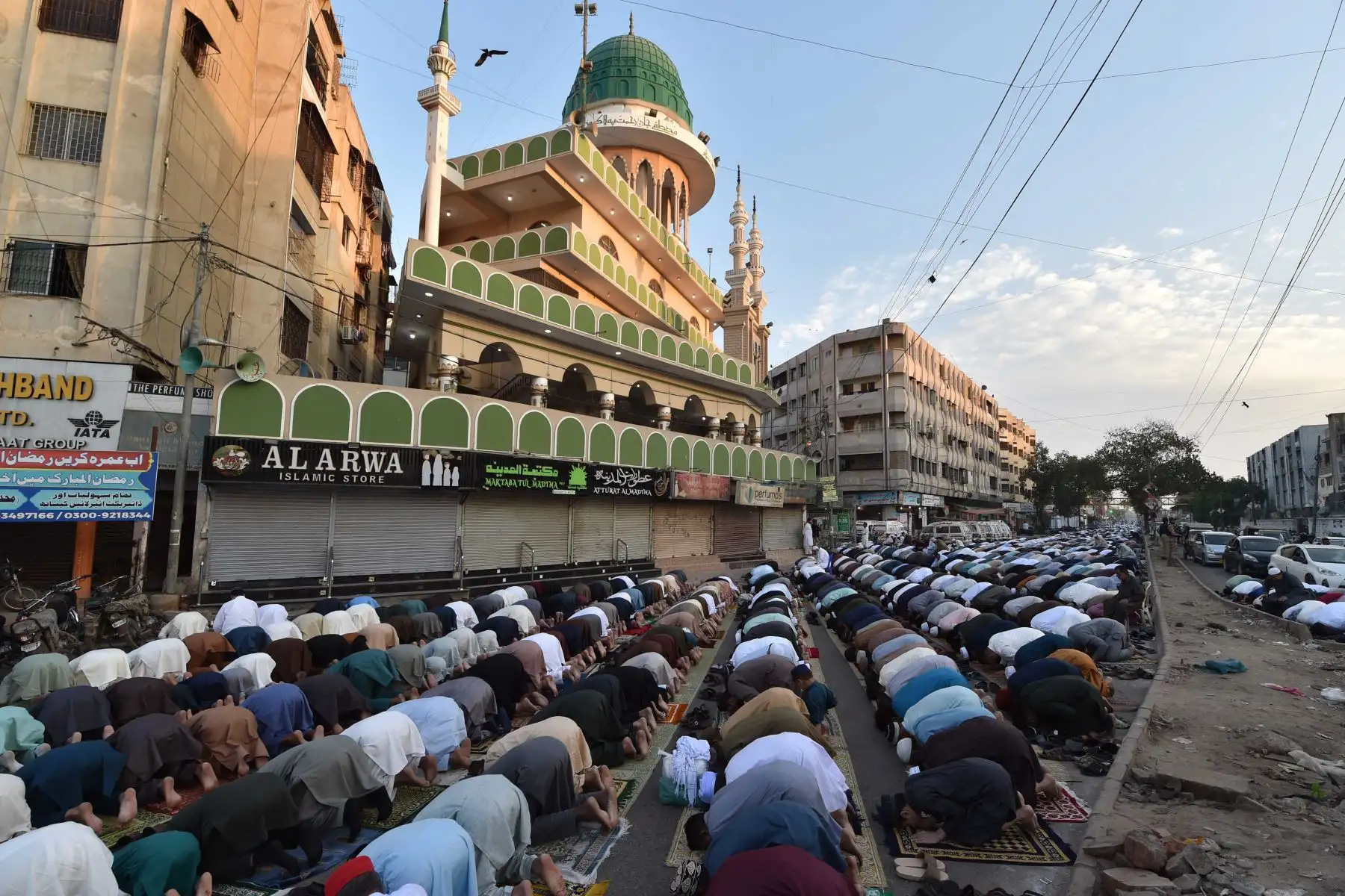 Musulmanes paquistaníes realizan la oración de Eid al-Fitr en Karachi, Pakistán. Esto al final del mes de ayuno musulmán del Ramadán. 
Foto: EFE