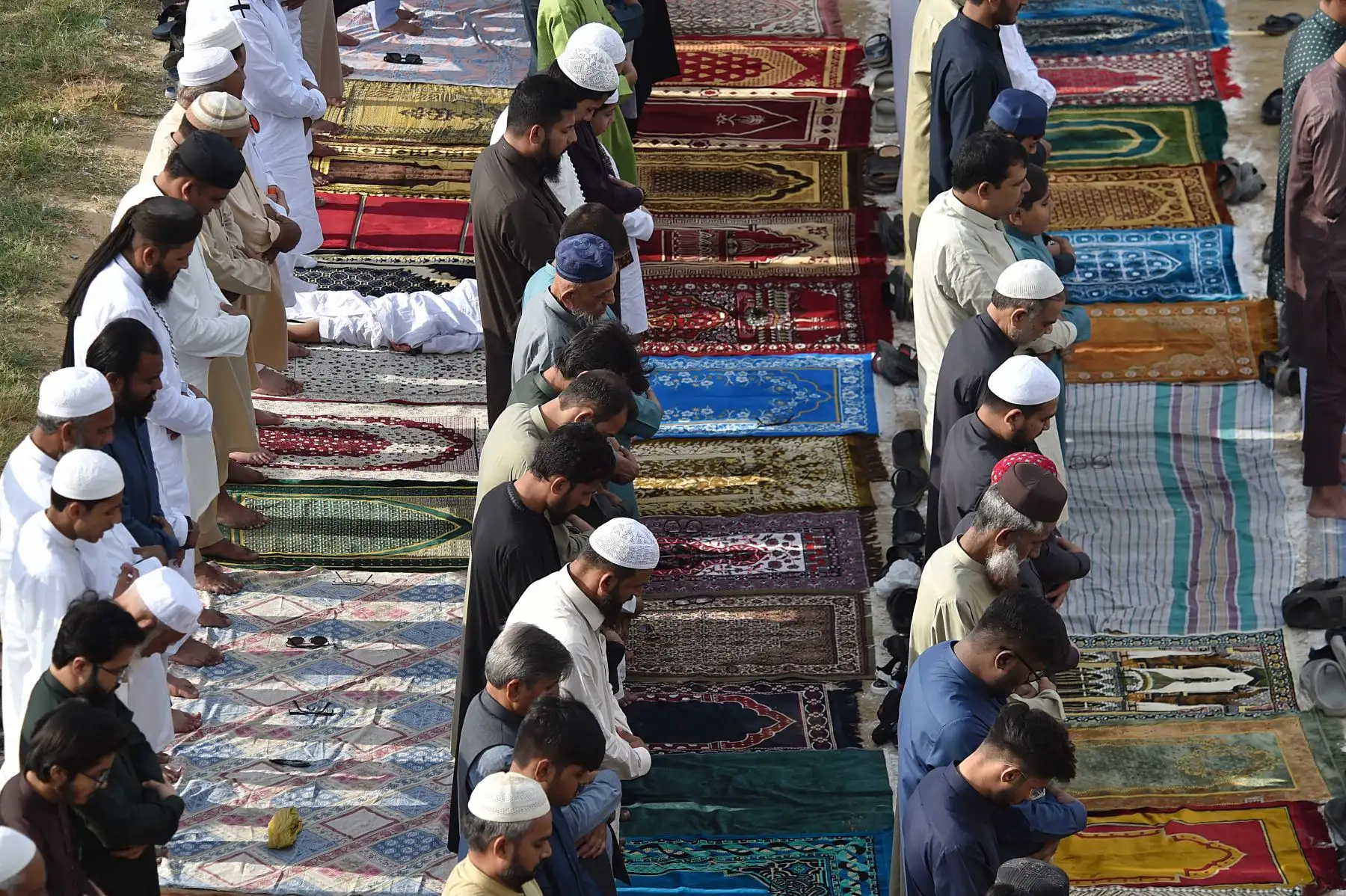 Los musulmanes de todo el mundo celebran Eid al-Fitr, al final del Ramadán, mes de ayuno musulmán. 
Foto: EFE