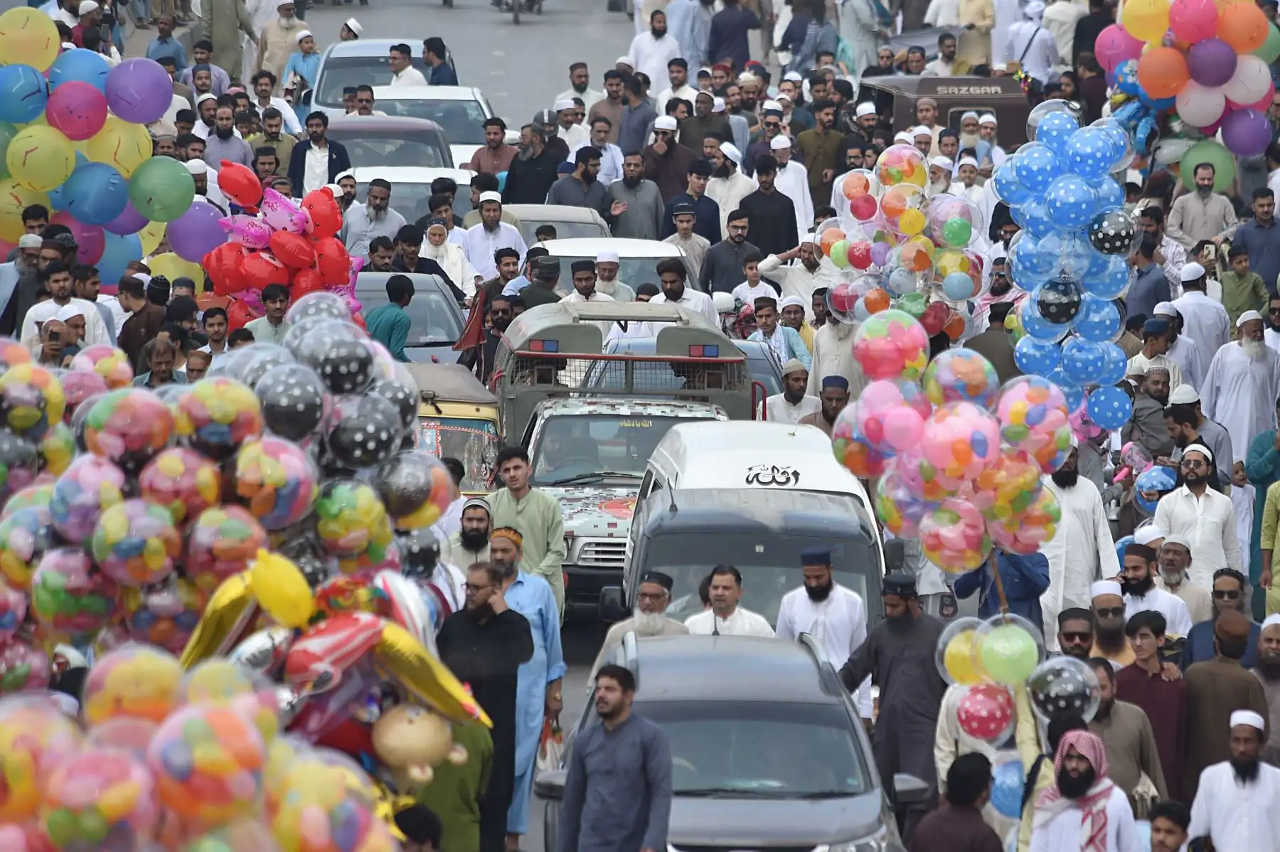 Musulmanes paquistaníes se reúnen para realizar la oración de Eid al-Fitr en Karachi, Pakistán.
Foto: EFE