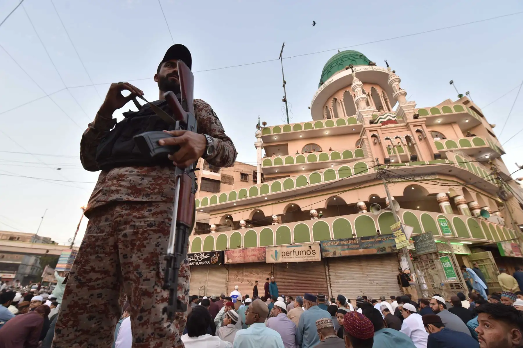 Musulmanes paquistaníes se reúnen para realizar la oración de Eid al-Fitr en Karachi, Pakistán.
Foto: EFE