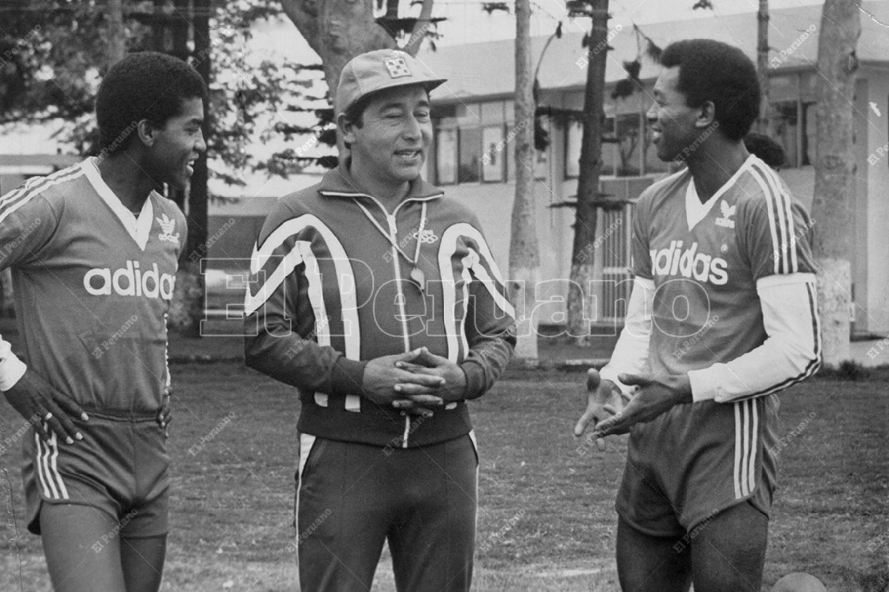 Lima - 1985 / Moisés Barack, entrenador de la selección peruana de fútbol, junto a Julio César Uribe y Gerónimo Barbadillo. Foto: Archivo Histórico de El Peruano