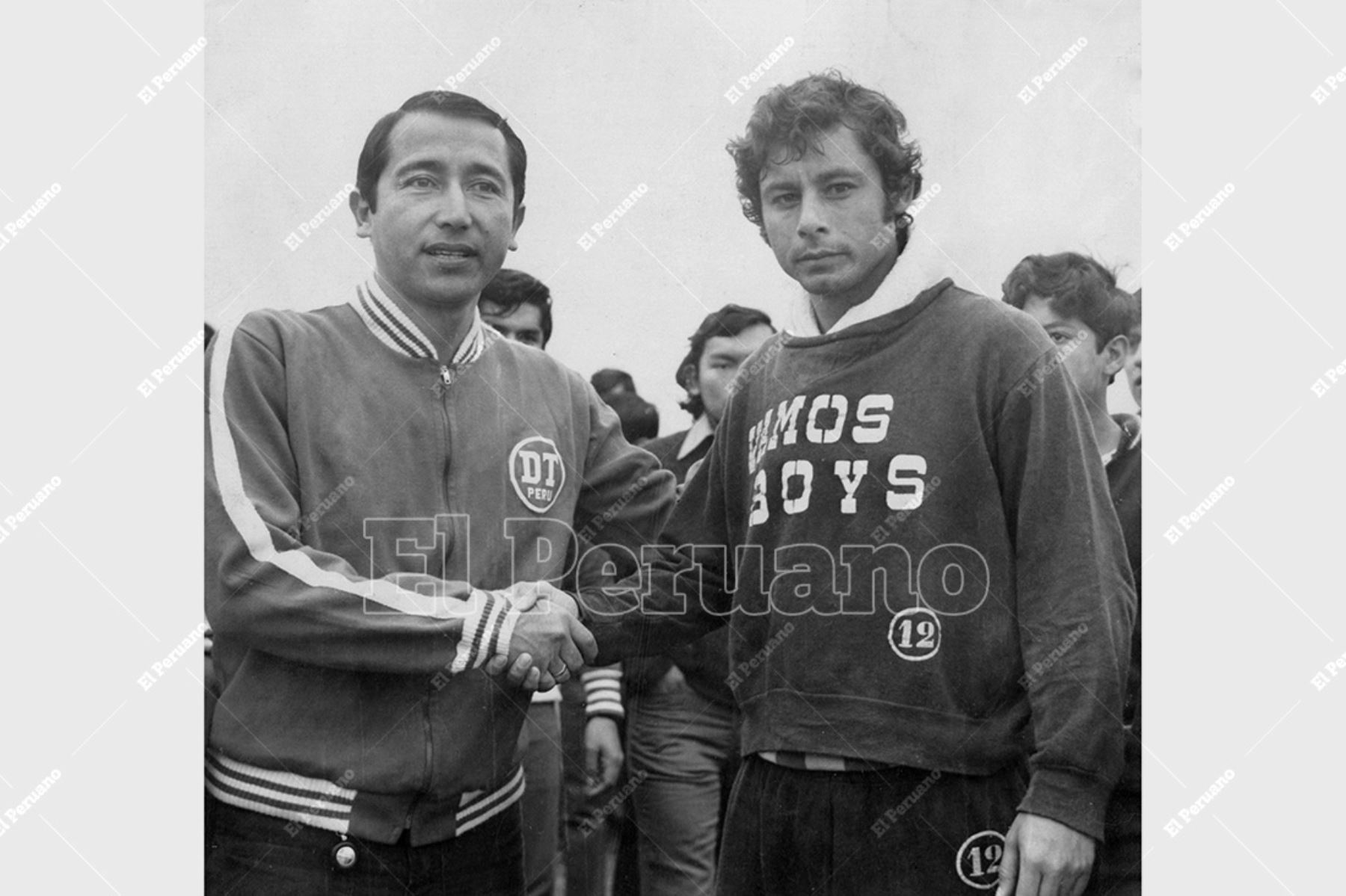 Callao - 20 agosto de 1974 / Roberto Chale saluda a Moisés Barack flamante entrenador del Sport Boys del Callao. Foto: Archivo Histórico de El Peruano / Luis Flores