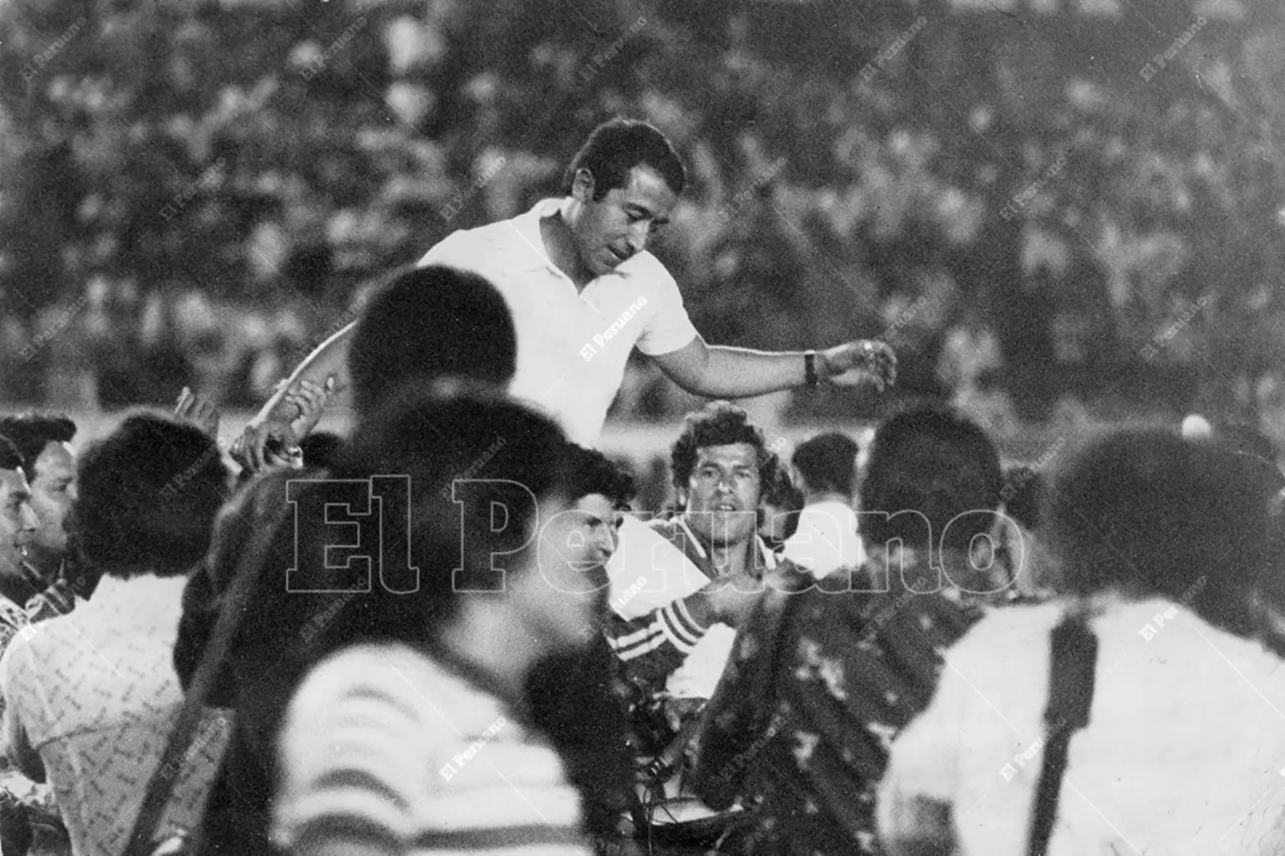 Lima - 5 enero 1977 / El entrenador Moisés Barack en hombros de los hinchas del Unión Huaral que se coronó campeón nacional al vencer 2-0 a Sport Boys en el Estadio Nacional. Foto: Archivo Histórico de El Peruano