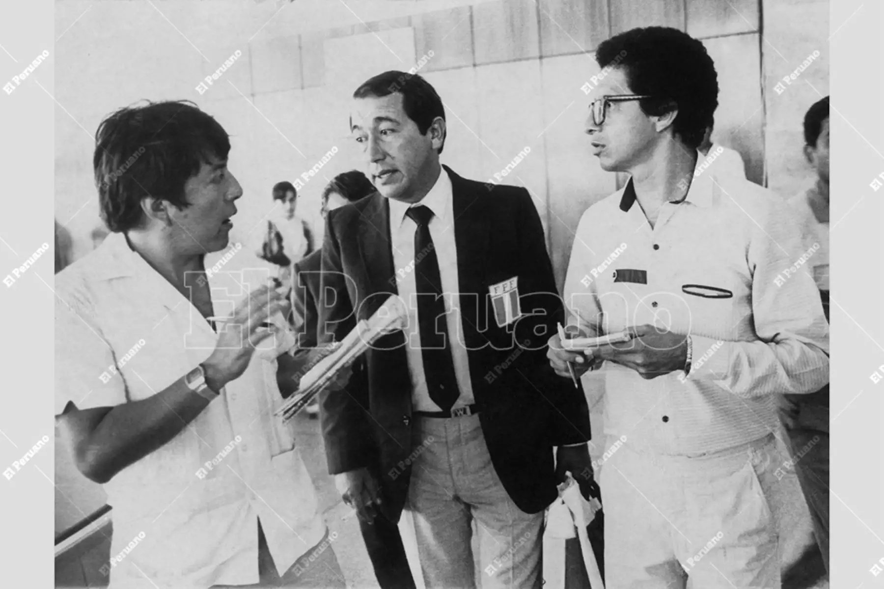 Lima - 1985 / Moisés Barack, entrenador de la selección peruana de fútbol, declara para el periodista de La Crónica, Manuel Paz. Foto: Archivo Histórico de El Peruano / Virgilio Molero