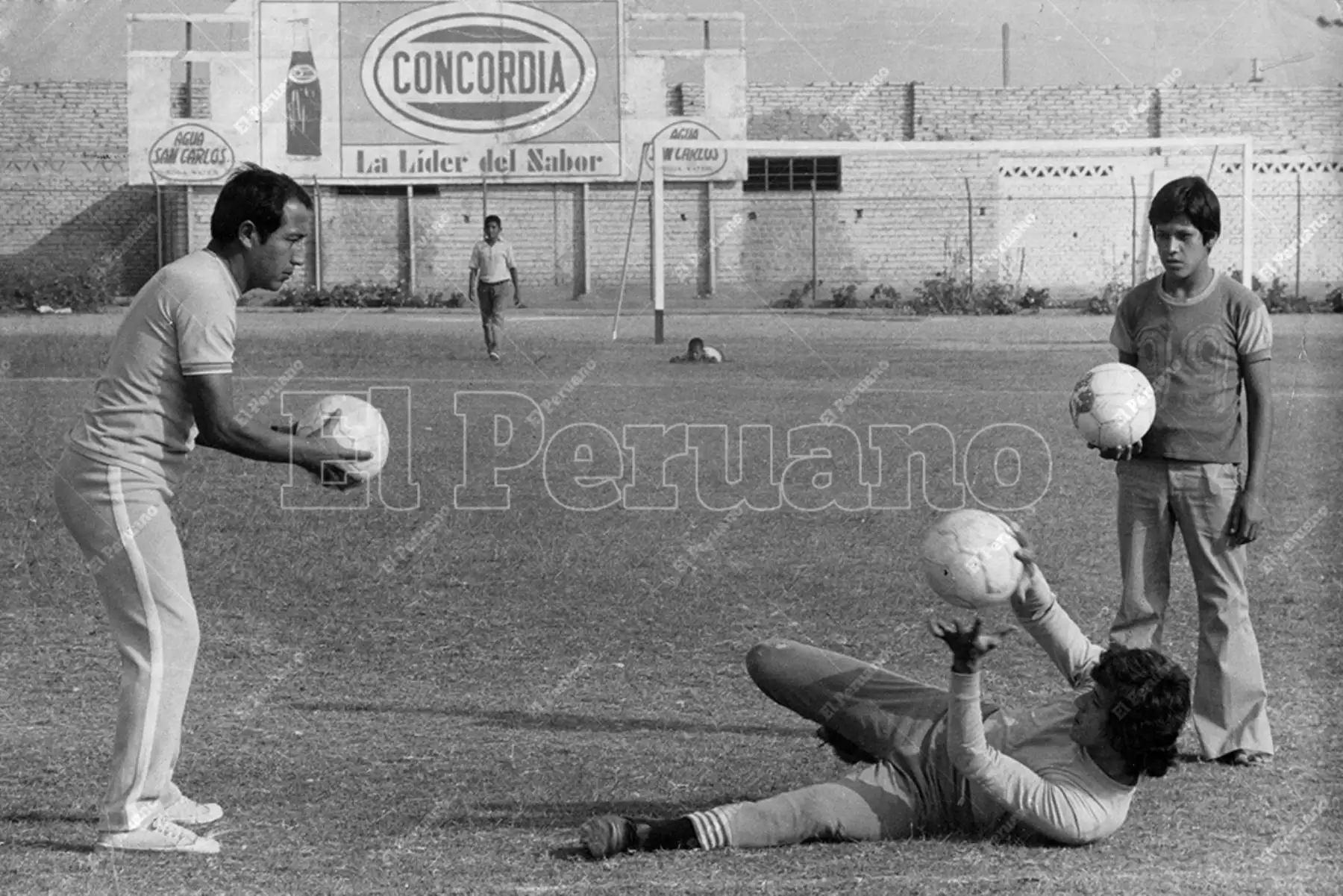 Lima - 14 abril 1977 / El entrenador Moisés Barack exige a Roberto Castañeda en los entrenamientos del Unión Huaral actual campeón nacional. Foto: Archivo Histórico de El Peruano / Rómulo Luján