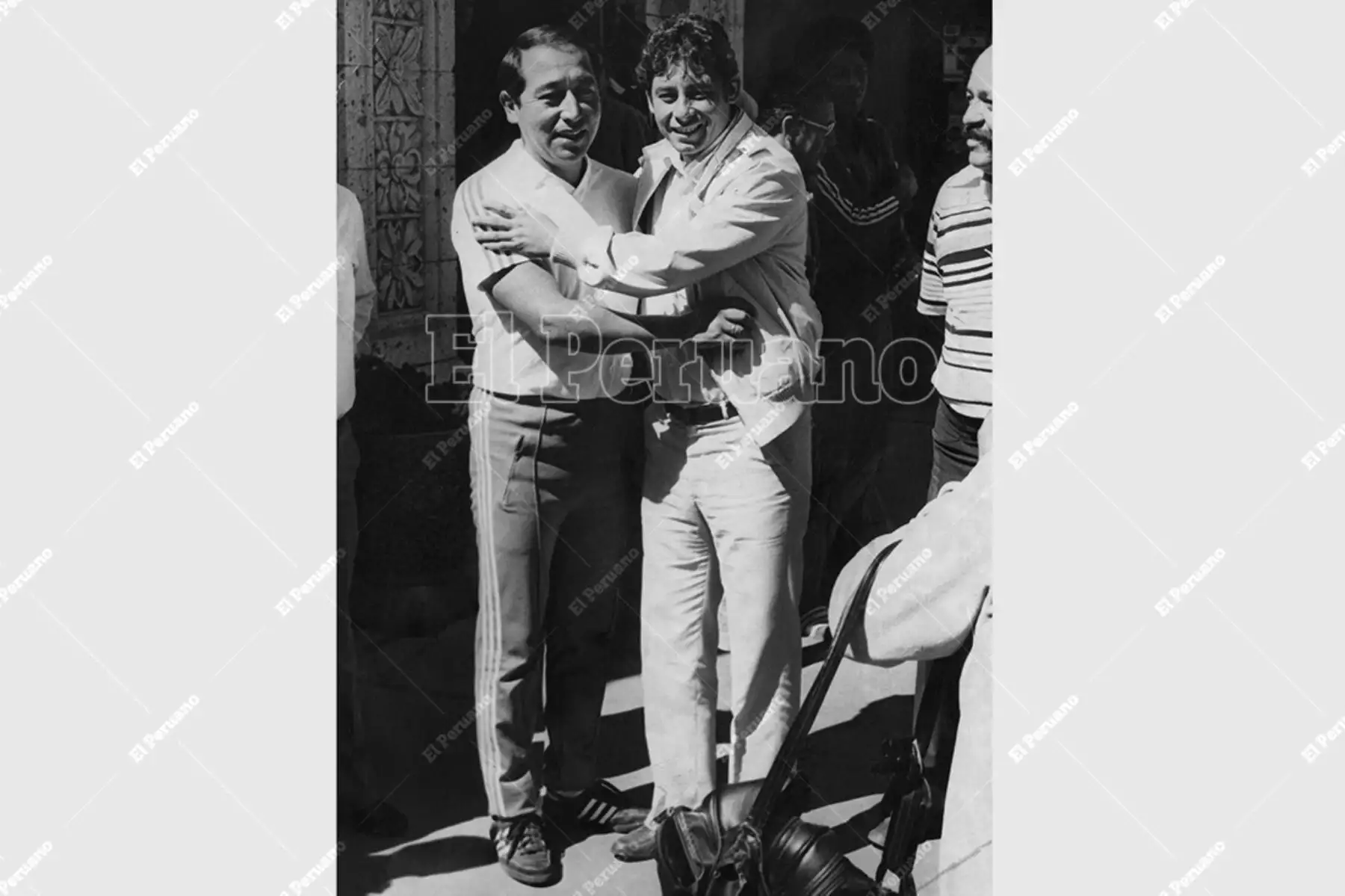 Arequipa 17 mayo 1985 / Moisés Barack y Roberto Chale luego de sostener una charla donde el "espía terrible" le informó al entrenador de la selección sobre el rendimiento de Colombia con miras al partido por las eliminatorias a México 86. Foto: Archivo Histórico de El Peruano / Leoncio Mariscal